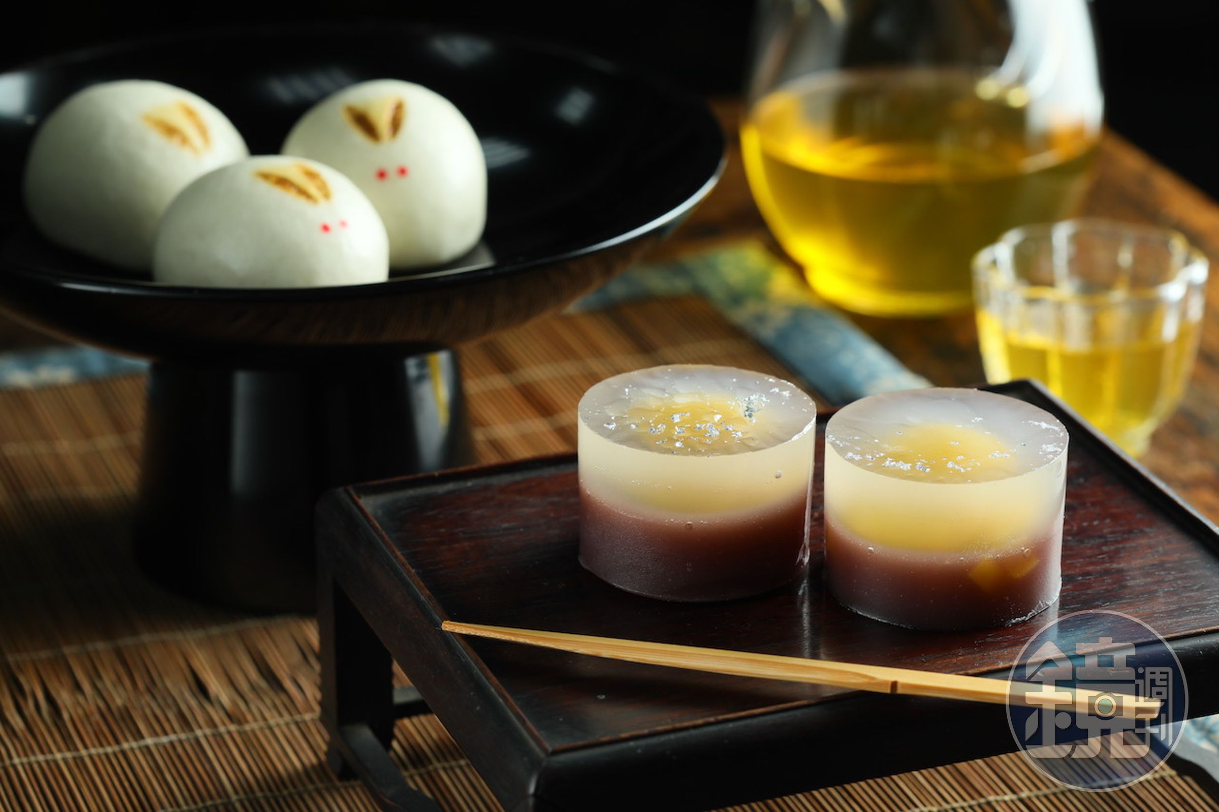 中秋限定的好萌「月兔饅頭」鬆軟細緻；「月見羊羹」以蜜漬黃金栗與白蘭地帶來酒蜜香甜。（690元／組，6入，月兔饅頭4入、月見羊羹2入）