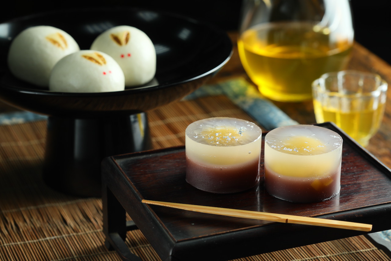 中秋限定的好萌「月兔饅頭」鬆軟細緻；「月見羊羹」以蜜漬黃金栗與白蘭地帶來酒蜜香甜。（690元／組，6入，月兔饅頭4入、月見羊羹2入）