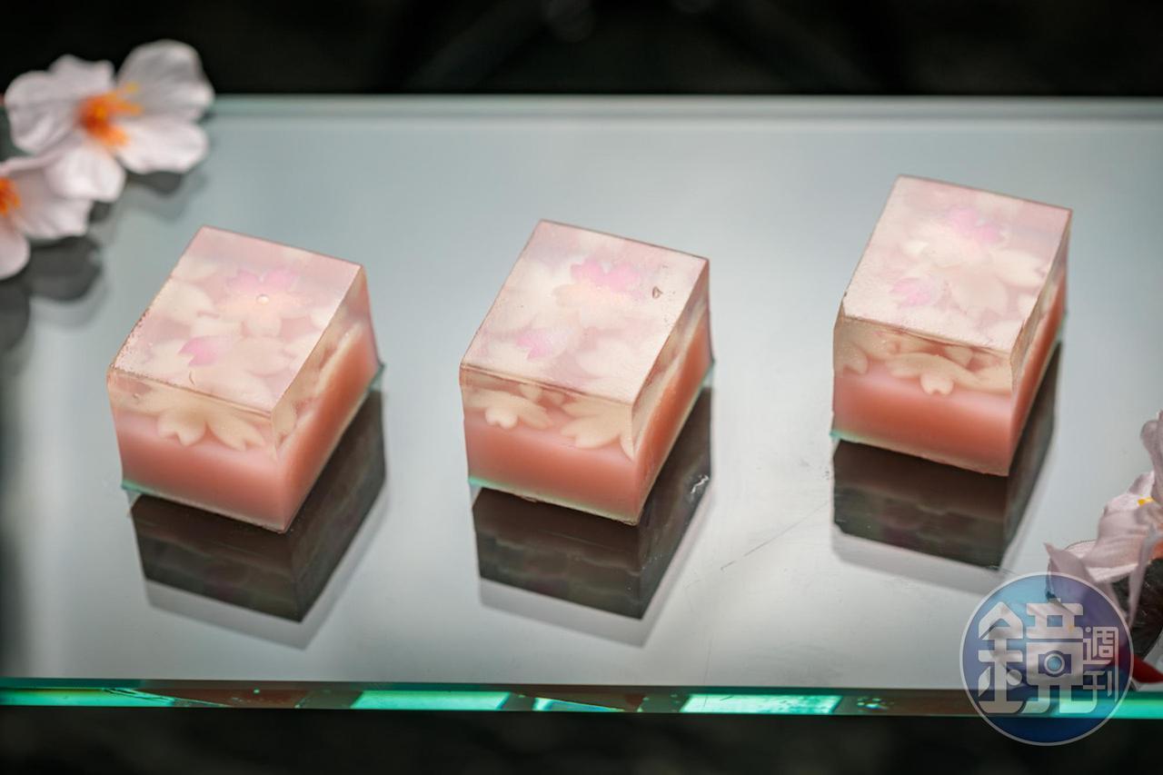 精工優美的「春爛漫櫻花羊羹」，結合南高梅和櫻花葉風味，集合酸甜鹹後回甘。（1,250元／盒，6入）