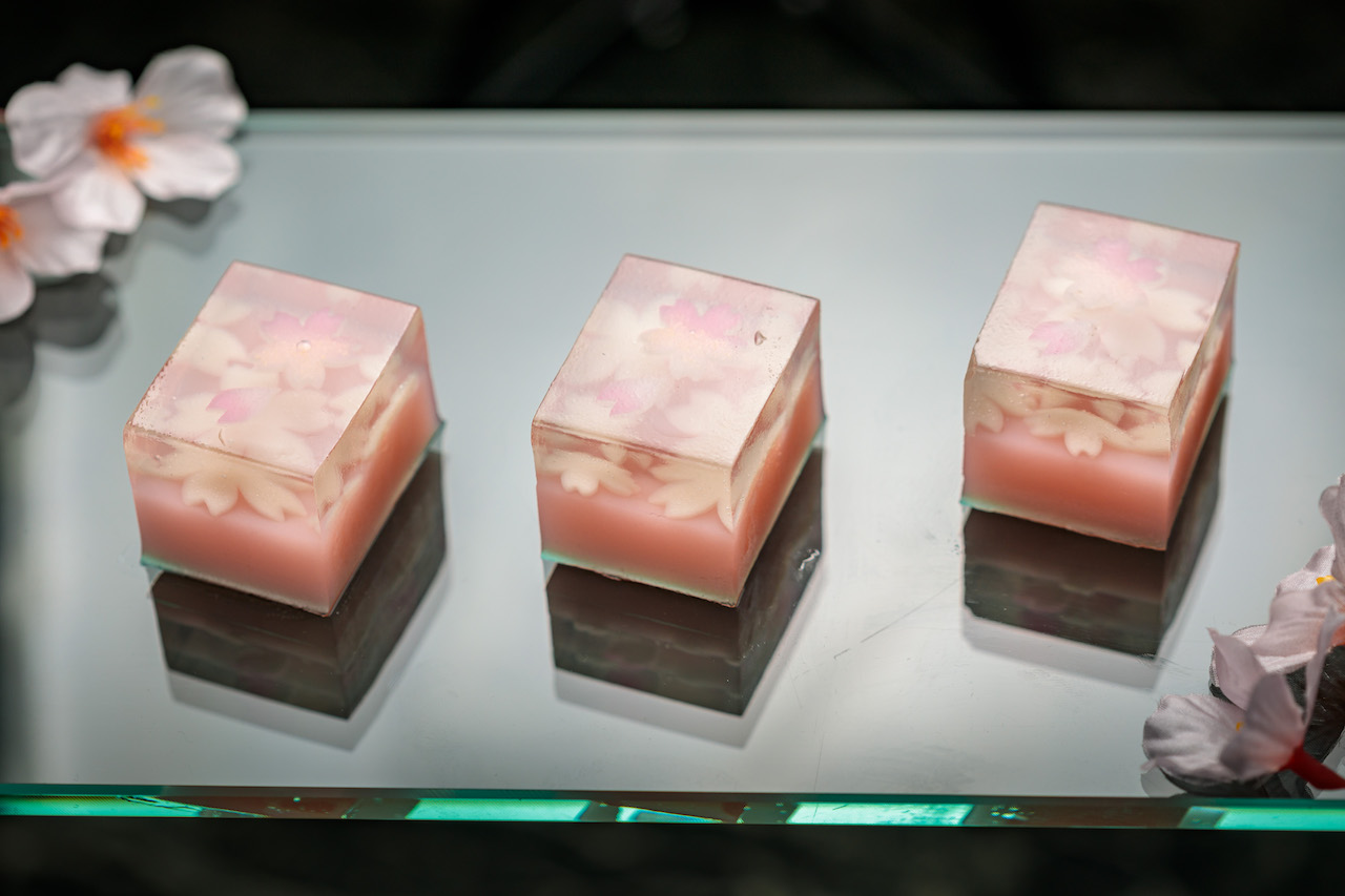 精工優美的「春爛漫櫻花羊羹」，結合南高梅和櫻花葉風味，集合酸甜鹹後回甘。（1,250元／盒，6入）