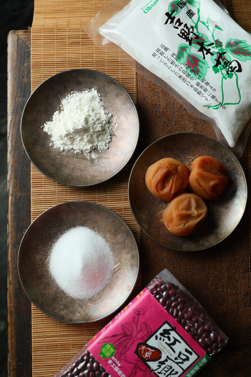 取自日本片栗粉、南高梅等物產做成的和菓子，風味洋溢東洋風情。