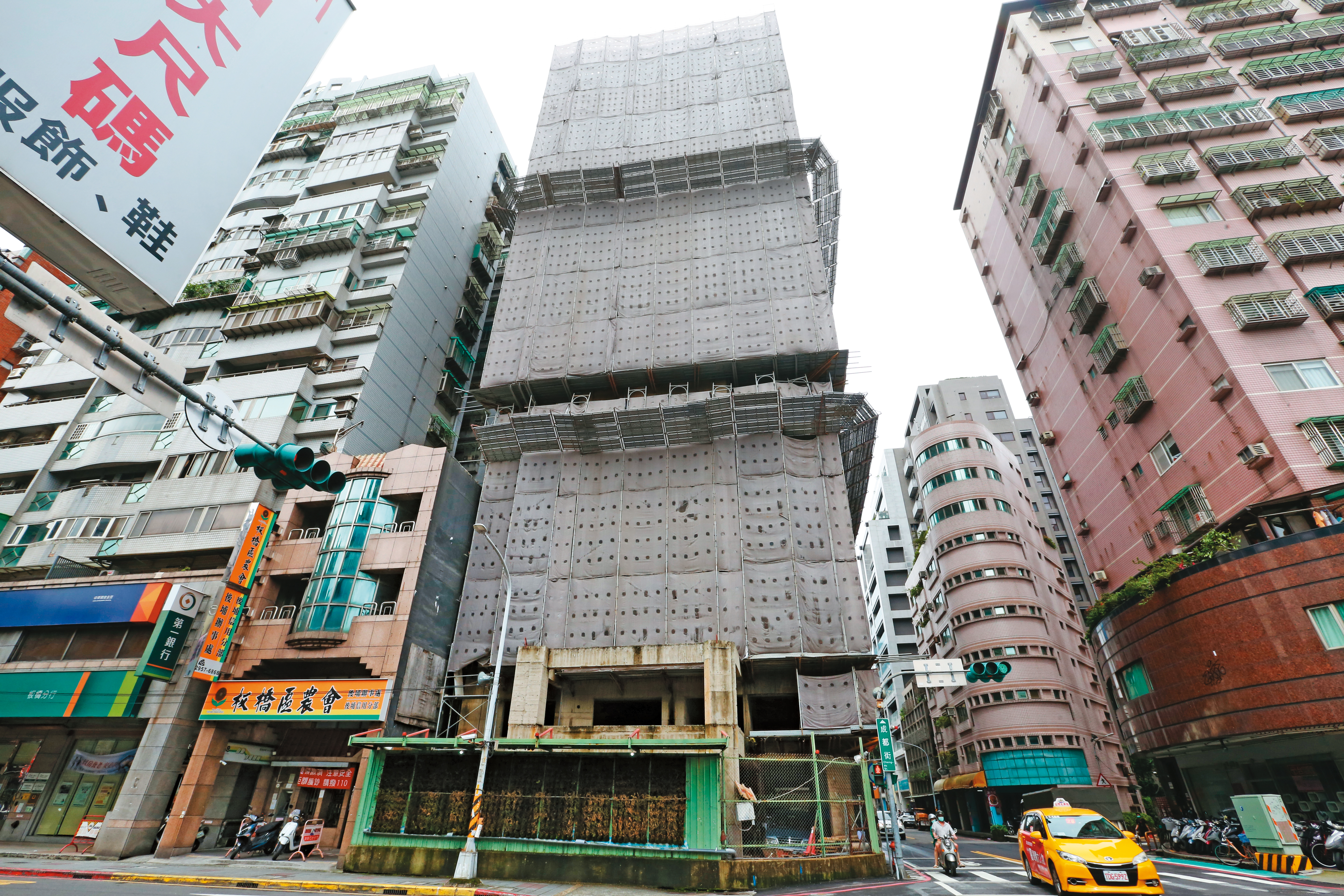 本刊曾報導位於板橋的建案，建商也倒閉跑路，但幸運的是找到接手者續建。