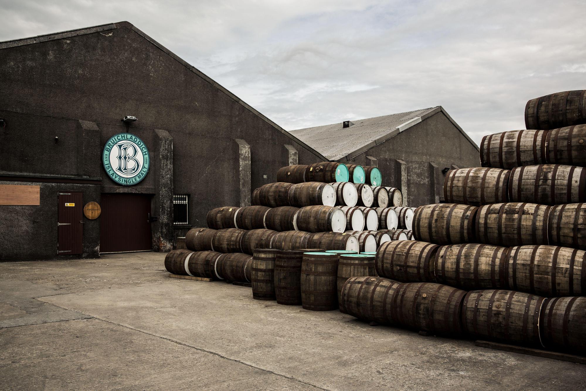 布萊迪(Bruichladdich)酒廠實地場景拍攝畫面。(人頭馬君度 RÉMY COINTREAU提供)