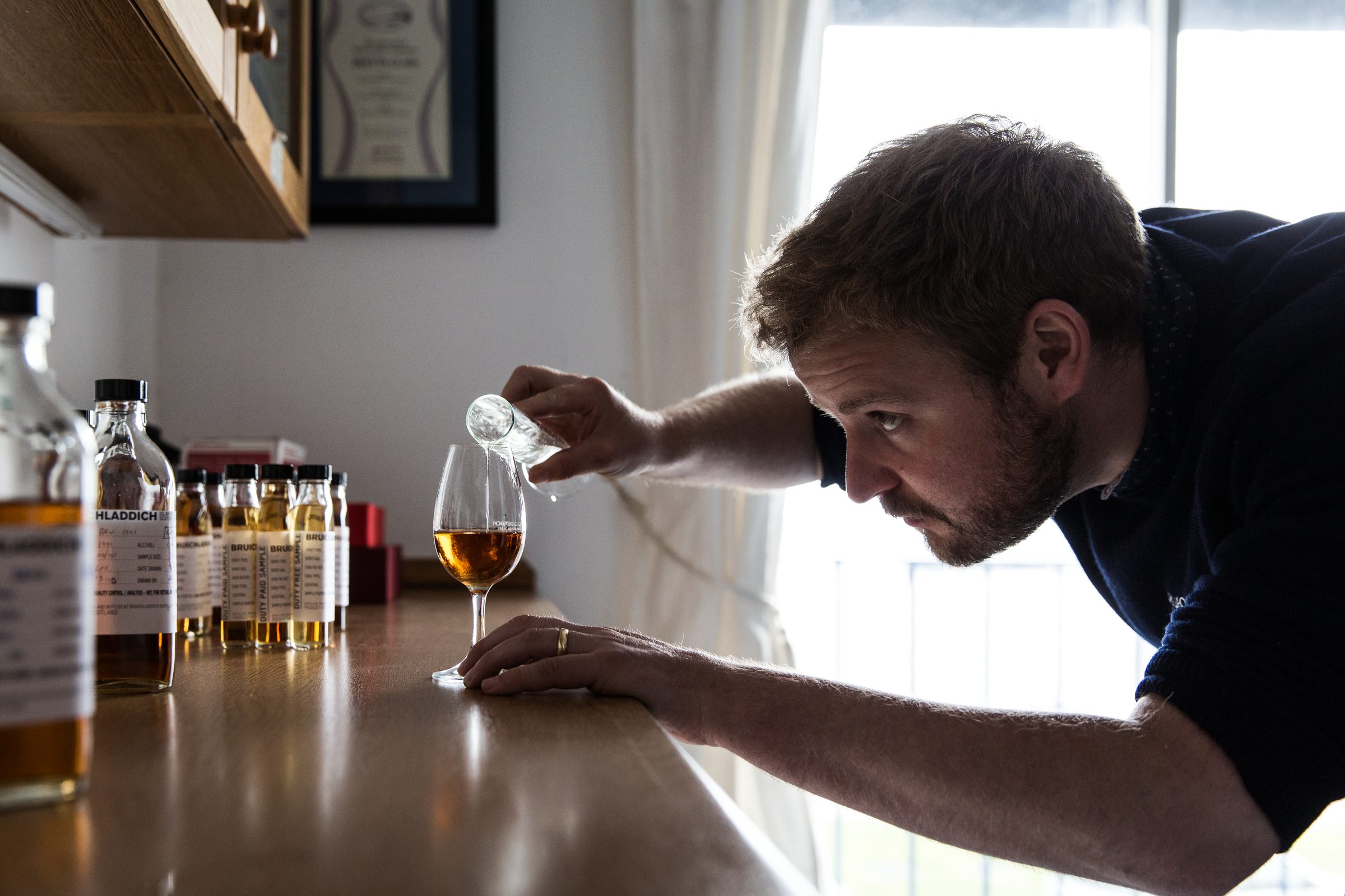 布萊迪(Bruichladdich)酒廠總調酒師Adam Hannett。(人頭馬君度 RÉMY COINTREAU提供)