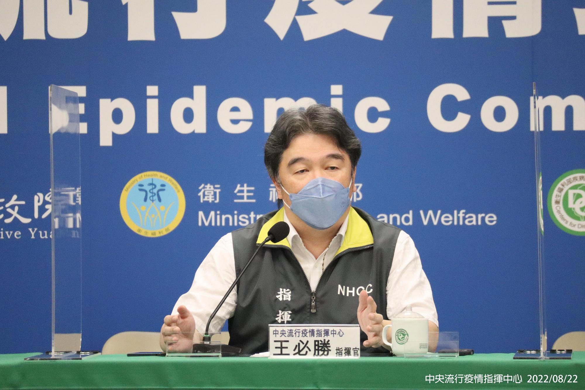 疫情指揮官王必勝說明疫苗採購合約保密相關指涉問題。(指揮中心提供)