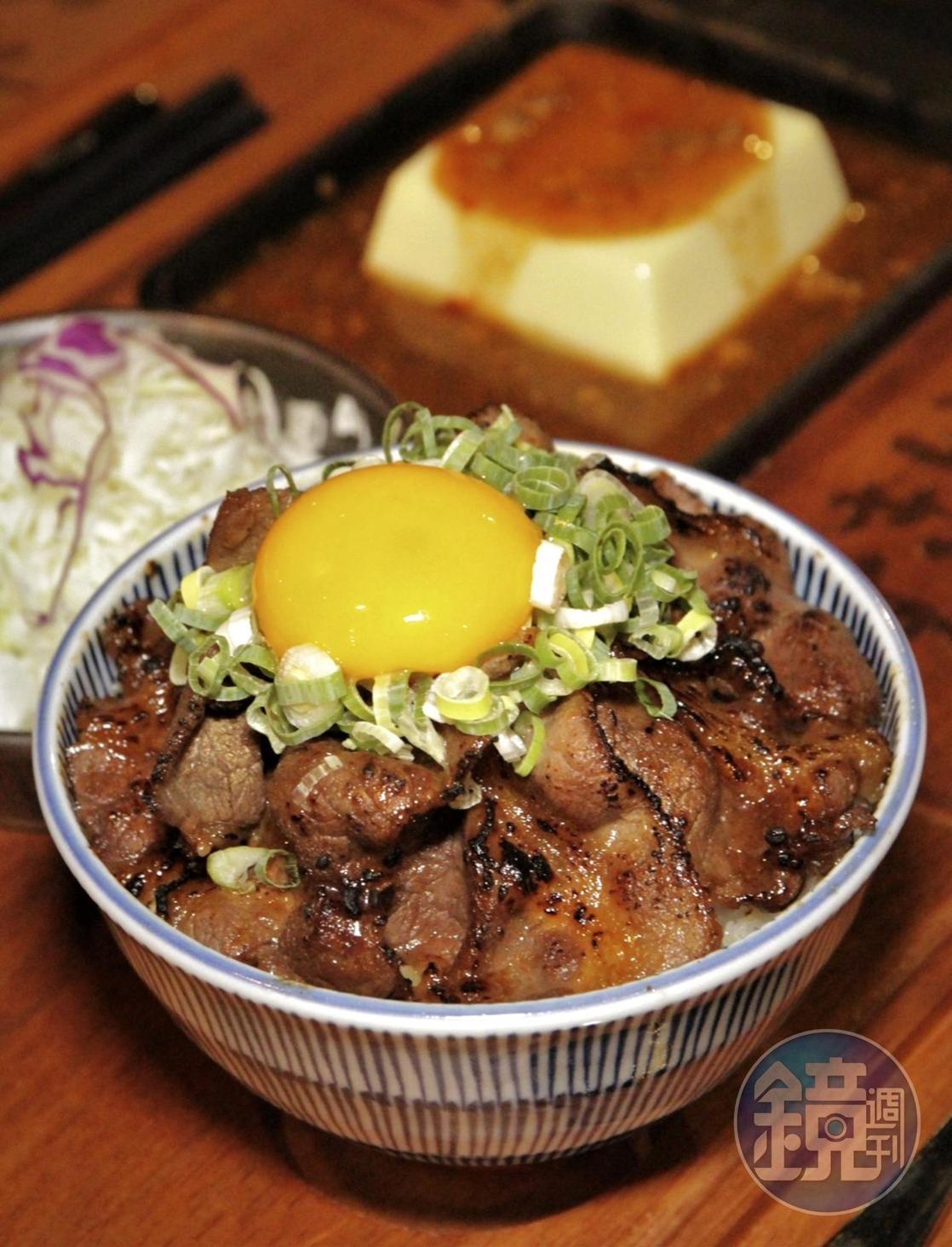 經典的「日出燒肉丼」完美展現蛋液與燒肉片的契合度,「鐵板麻婆豆腐」則是選用令醬汁更入味的雞蛋豆腐,滑嫩化口。(日出燒肉鐵板定食290元起/份,鐵板麻婆豆腐定食250元起/份)