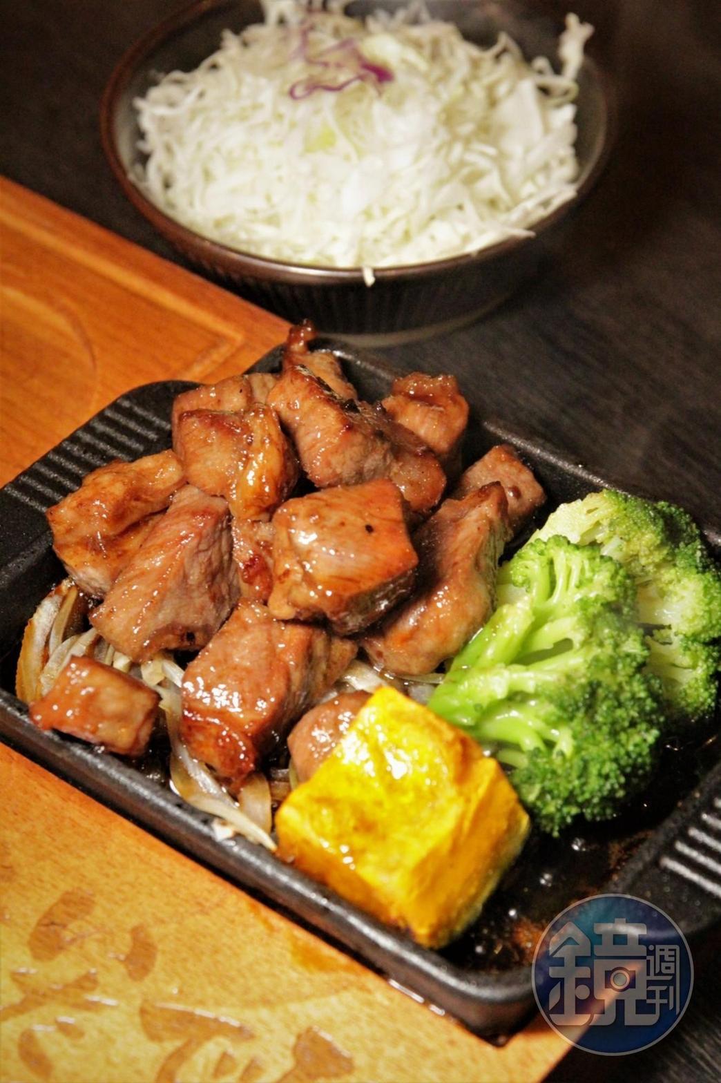 不僅丼飯分量驚人,「骰子菲力鐵板定食」也是讓骰子牛滿到看不到鐵盤。(360元起/份)