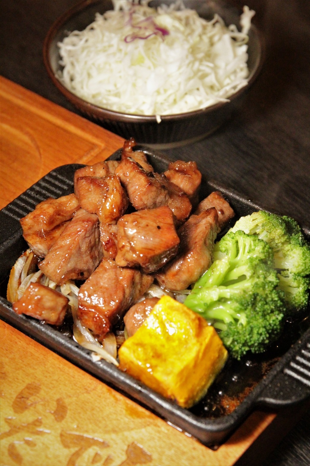 不僅丼飯分量驚人，「骰子菲力鐵板定食」也是讓骰子牛滿到看不到鐵盤。（360元起／份）