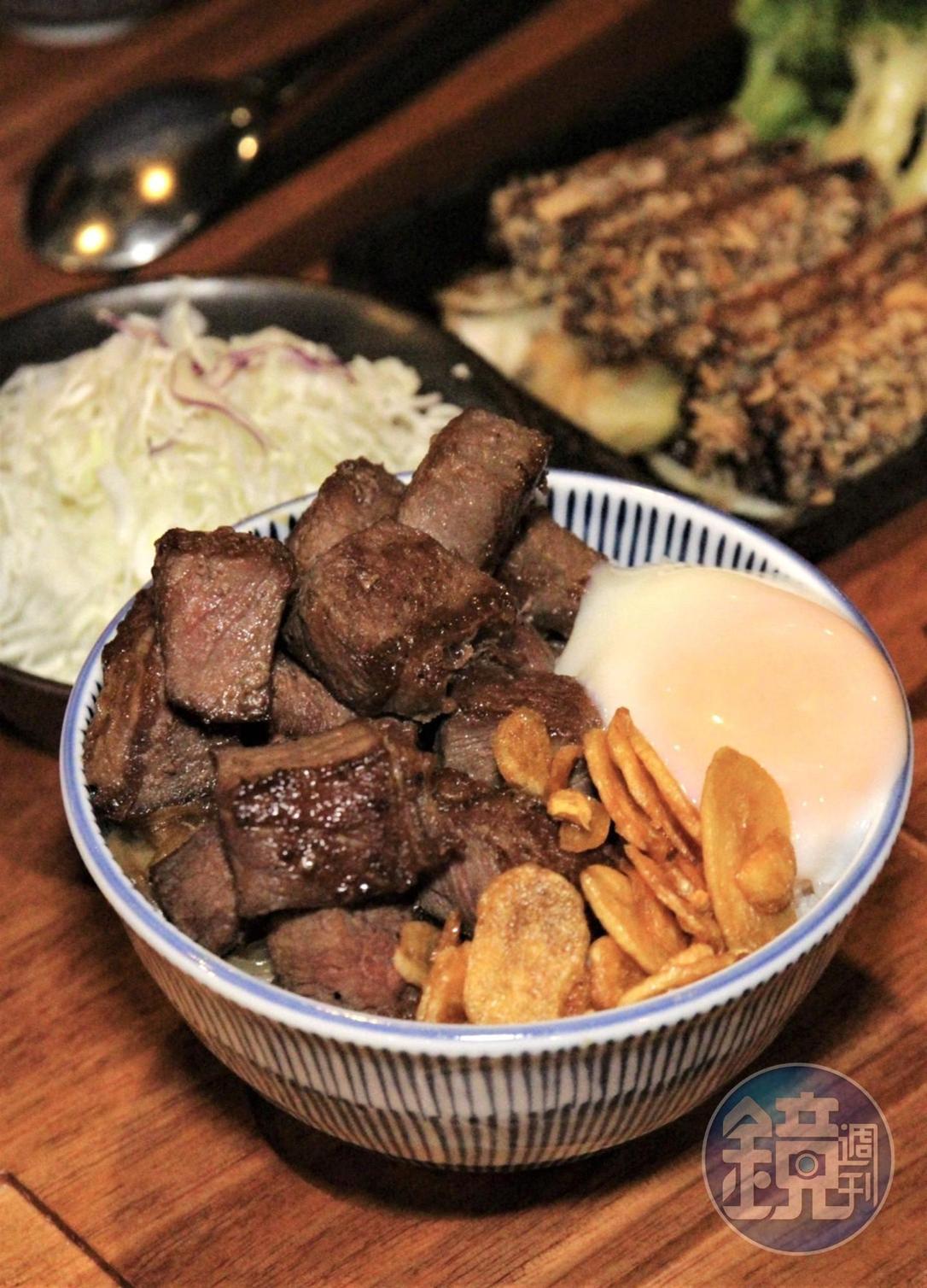 每個角度看都呈現滿版的「骰子菲力丼」,每一口都是紮實兼具juicy。(300元起/份)