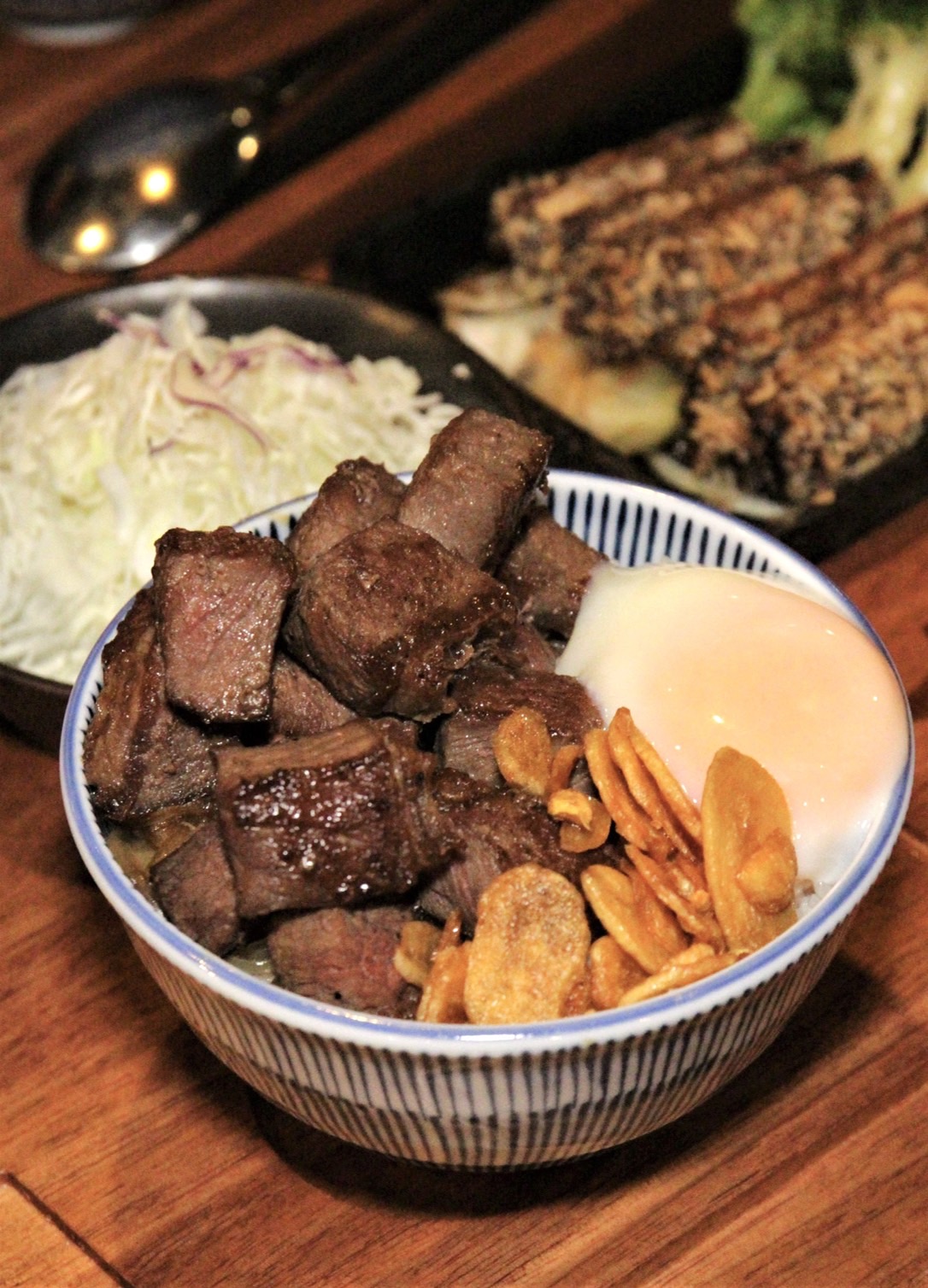 每個角度看都呈現滿版的「骰子菲力丼」，每一口都是紮實兼具juicy。（300元起／份）