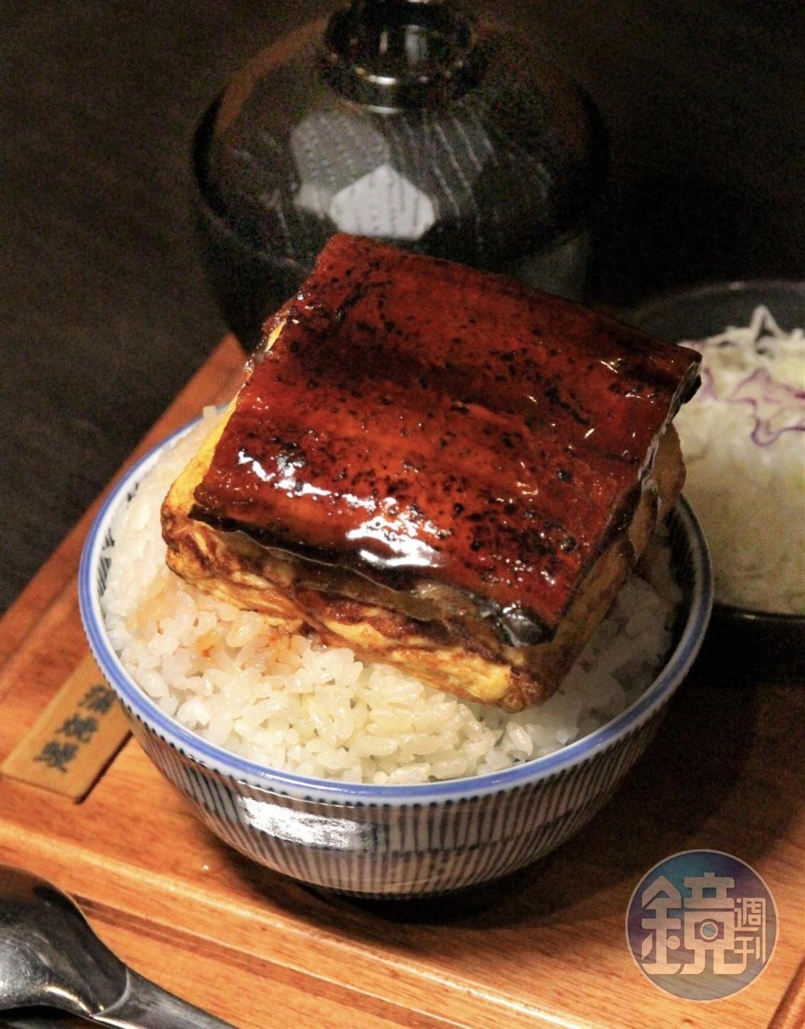 「厚玉子燒鰻丼」的厚度幾乎跟饅頭一樣驚人,飯吃不完的機率相當高。(330元起/份)