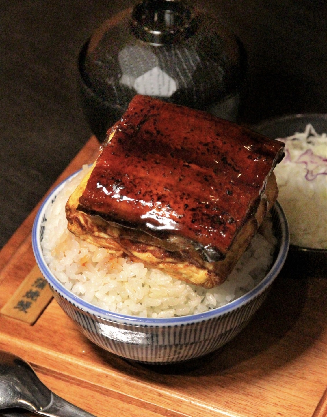「厚玉子燒鰻丼」的厚度幾乎跟饅頭一樣驚人，飯吃不完的機率相當高。（330元起／份）