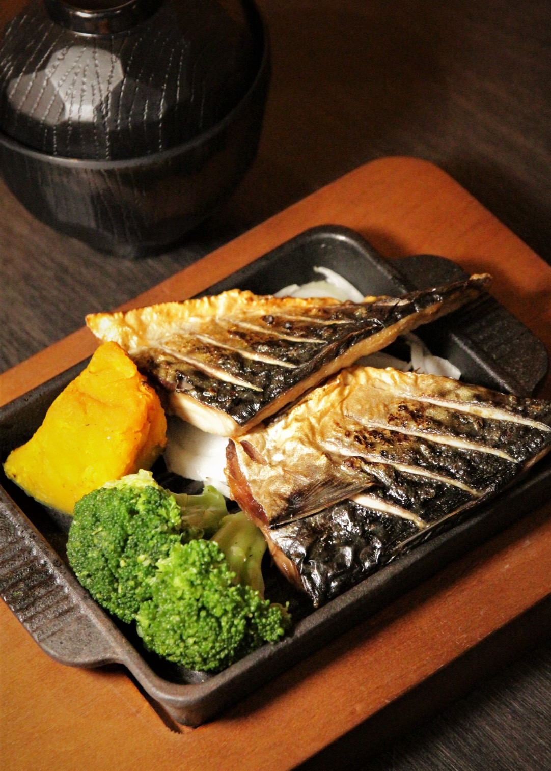 「醬燒鯖魚鐵板定食」以油脂豐富的鯖魚抹上特製醬料，超好下飯。（280元起／份）