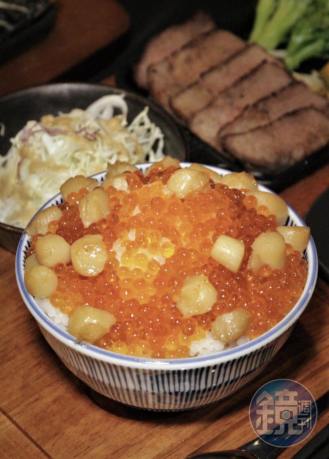 滿坑滿谷的鮮與甜,都裝在這碗視覺系的「鮭魚卵干貝丼」。(390元起/份)