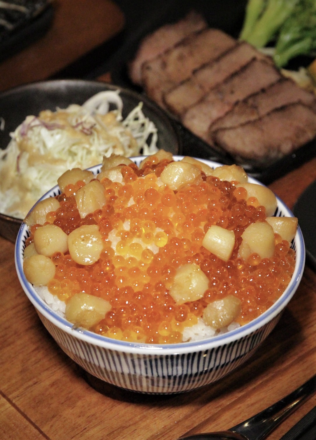 滿坑滿谷的鮮與甜，都裝在這碗視覺系的「鮭魚卵干貝丼」。（390元起／份）