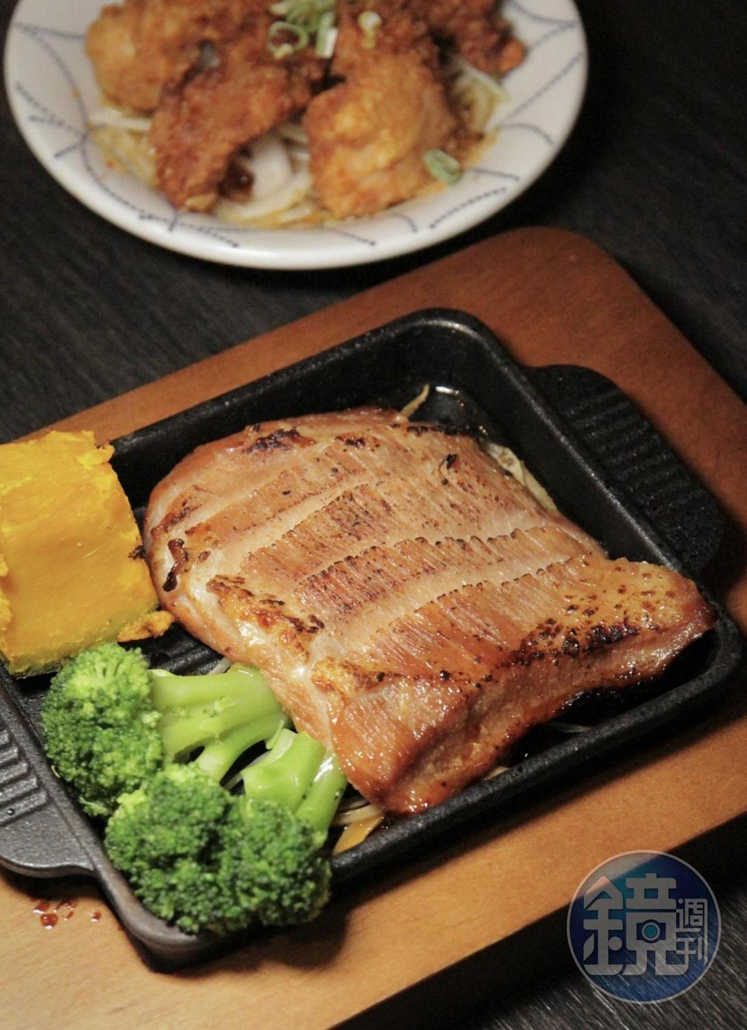 既然是日式鐵板料理,「松阪豬排鐵板定食」當然也是菜單定番。(300元起/份)