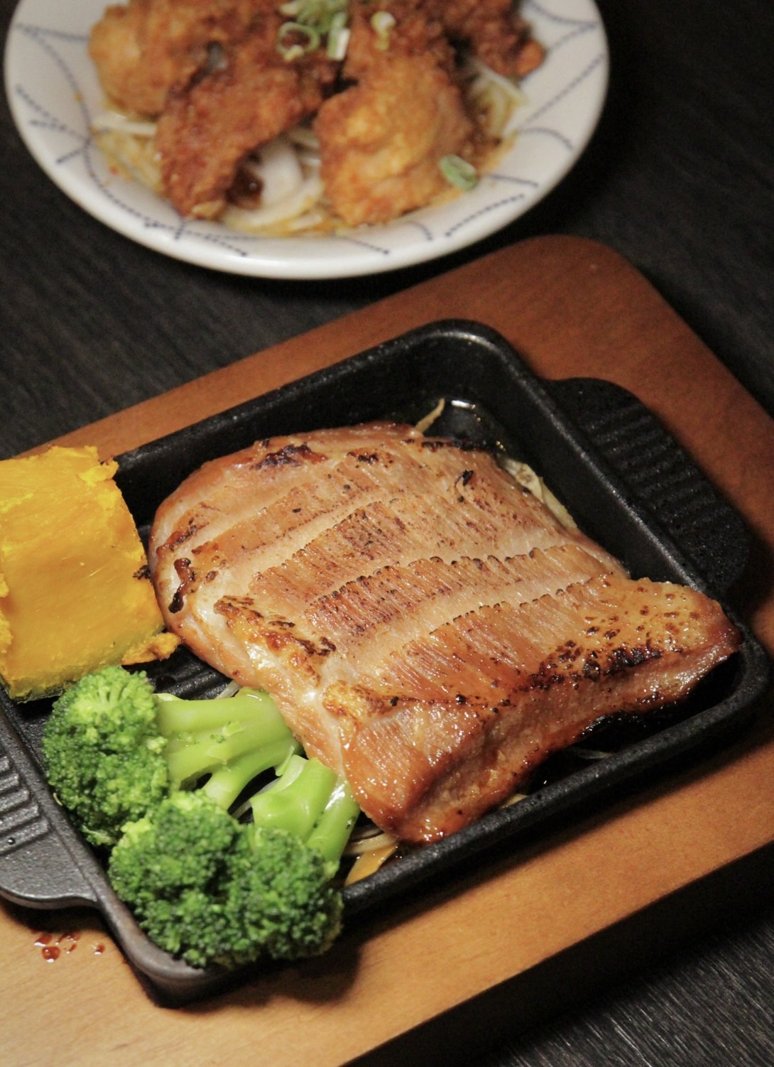 既然是日式鐵板料理，「松阪豬排鐵板定食」當然也是菜單定番。（300元起／份）