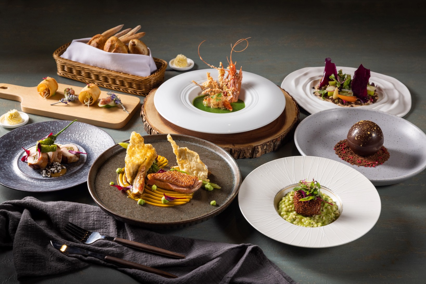 到礁溪泡湯、吃美食又多了新選擇，雲朗觀光集團旗下「品文旅礁溪」將環保食宿概念再升級，今年夏天攜手五星級飯店廚藝團隊，從產地直上餐桌，使用宜蘭櫻桃鴨、紅心芭樂等在地食材，首次推出全新晚餐精緻套餐。