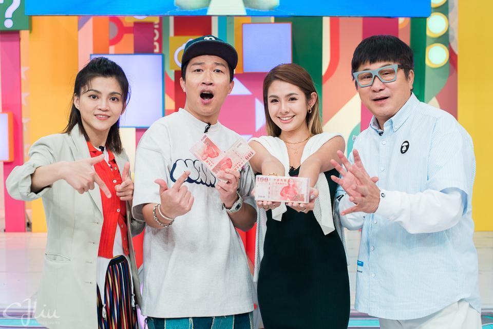 張立東(左二)、徐瑋吟(左三)挑戰答題拿僅今,與29萬元獎金差身而過。(衛視中文台提供)
