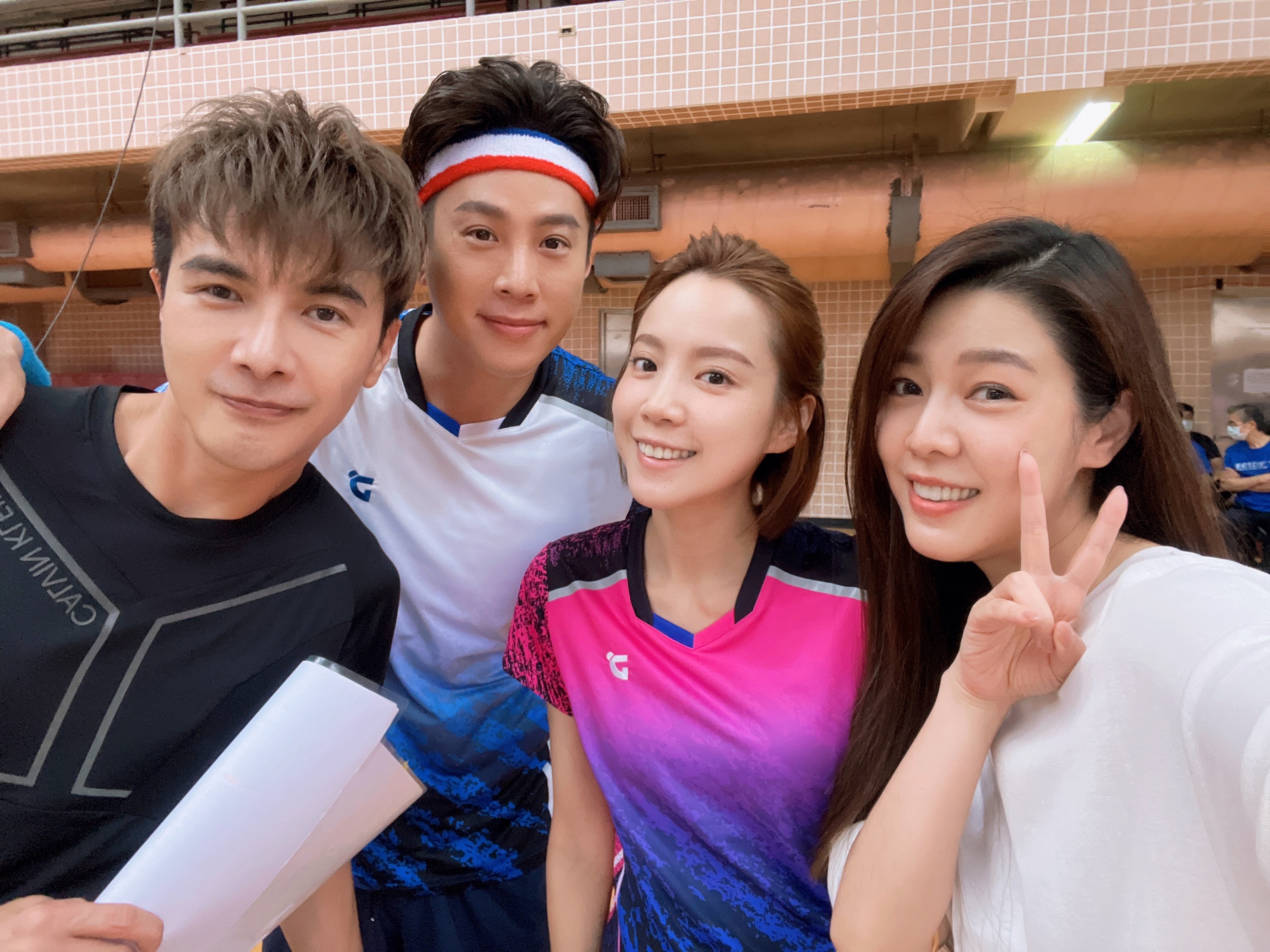 白家綺（右1）驚喜探班老公吳東諺（左2）演出的《決勝的揮拍》，和主角謝佳見（左1）、女主角程予希（右2）相見歡。（民視提供）