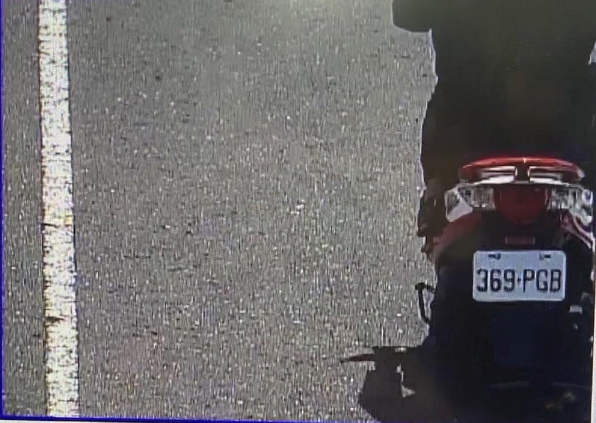 警方正追緝殺警嫌犯所騎的紅色機車。（翻攝畫面）