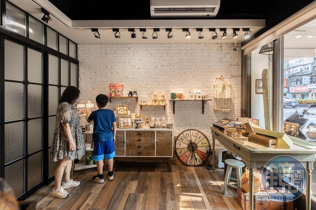 店裡有常溫甜點陳列區及冷藏冰箱區,品項多樣,是容易走進家庭的點心品牌。