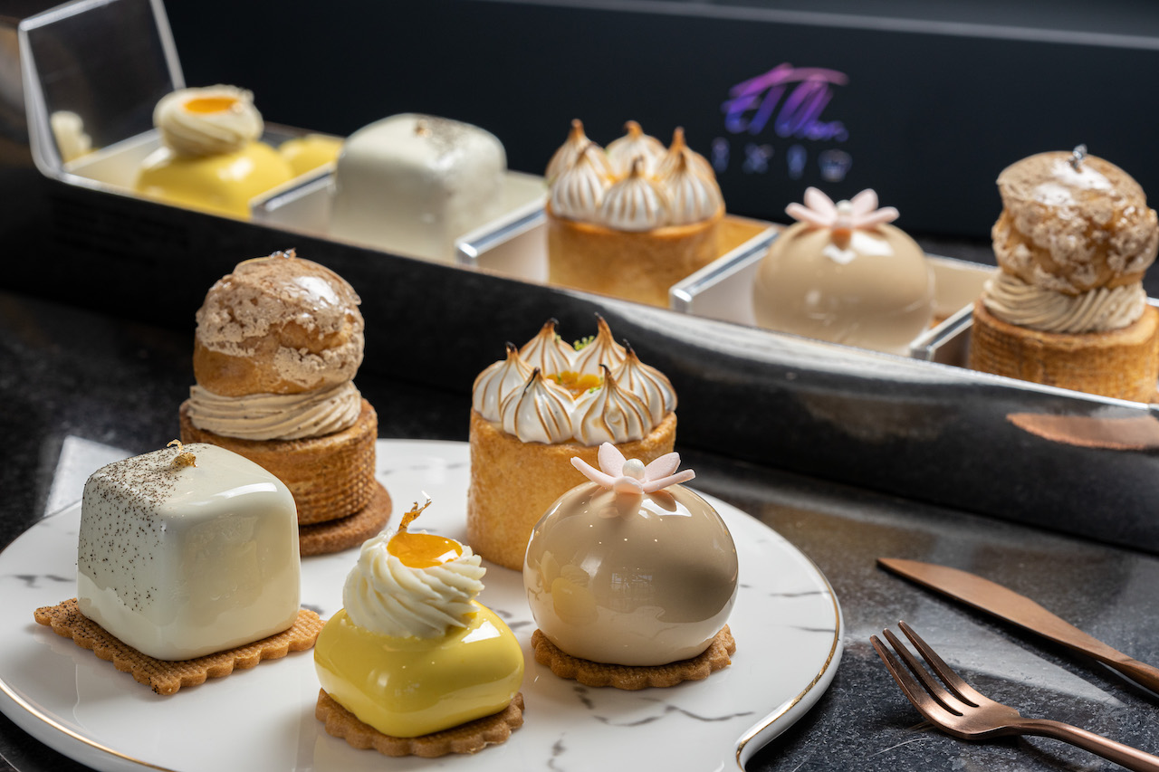 開箱見到「萌萌（分子檸檬塔）」（右上起，順時針）「咚咚（冬瓜佛手柑慕斯）」「冉冉（芒果百香慕斯）」「啵啵（芋泥伯爵慕斯）」及「芙芙（皇家婚禮聖多諾黑）」，共5顆法式甜點嬌巧俏皮地排排站，裝飾鏡面技巧極好，任誰都要被圈粉。（780元／組，5入）