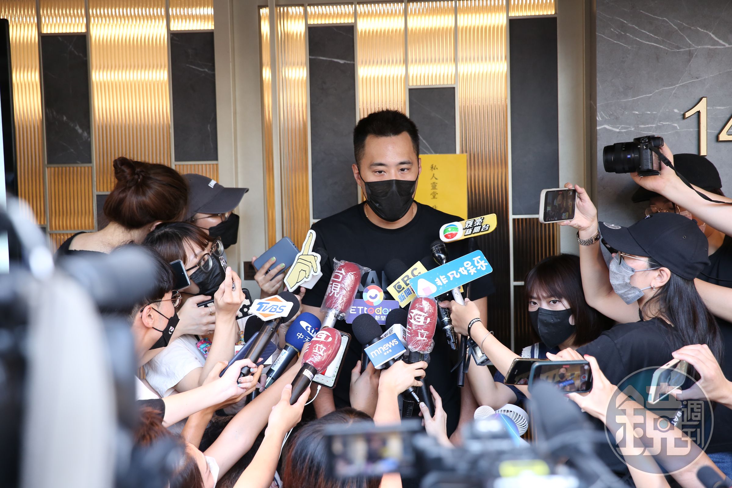 余祥銓離開靈堂前接受訪問。