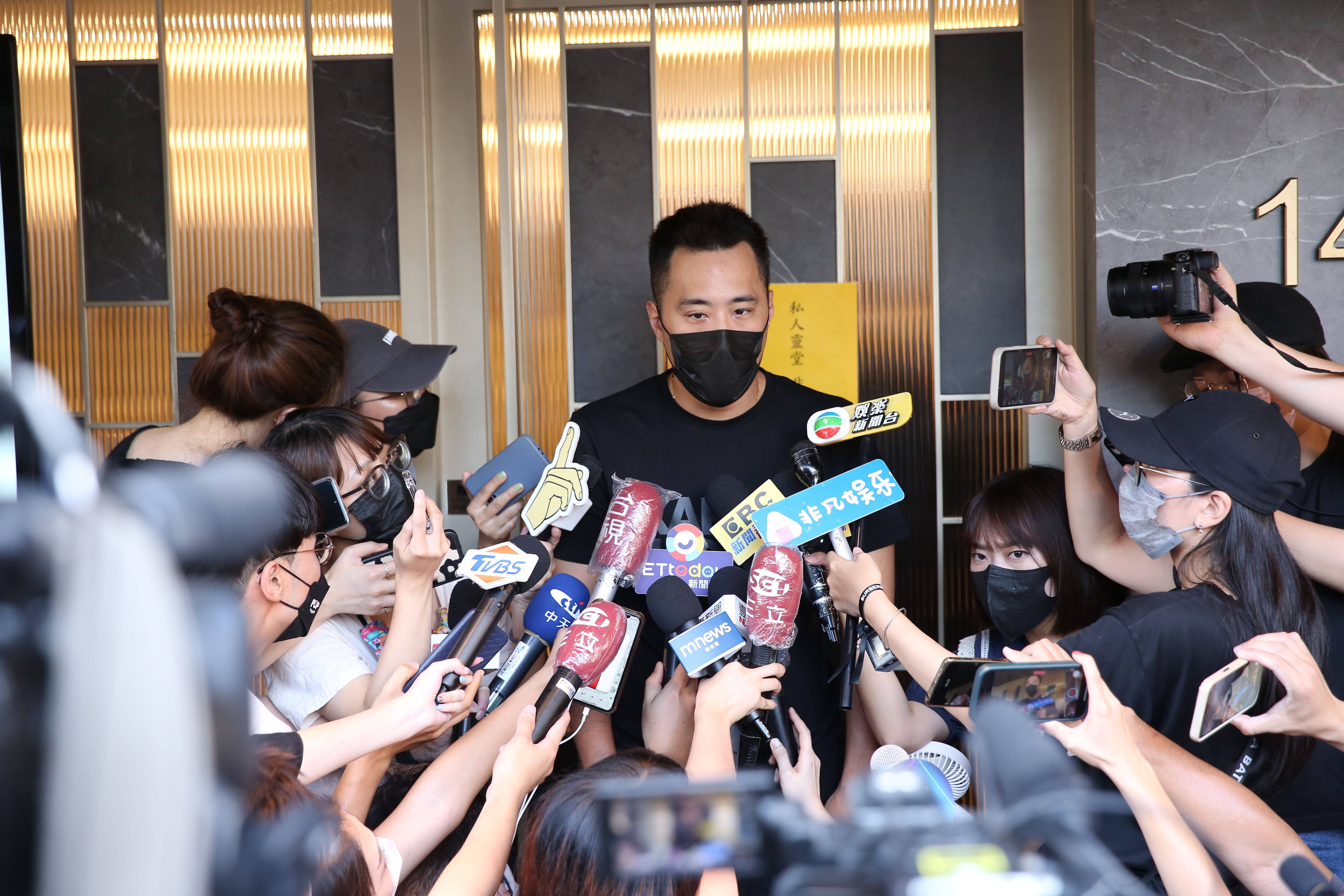 余祥銓離開靈堂前接受訪問。