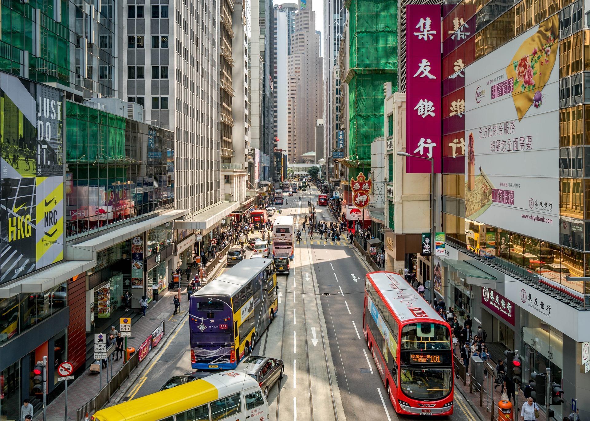 港警逮捕涉嫌人口販運的人蛇集團,嫌疑犯多為年輕人;香港街景示意圖。(Pixabay /Image by Marci Marc)