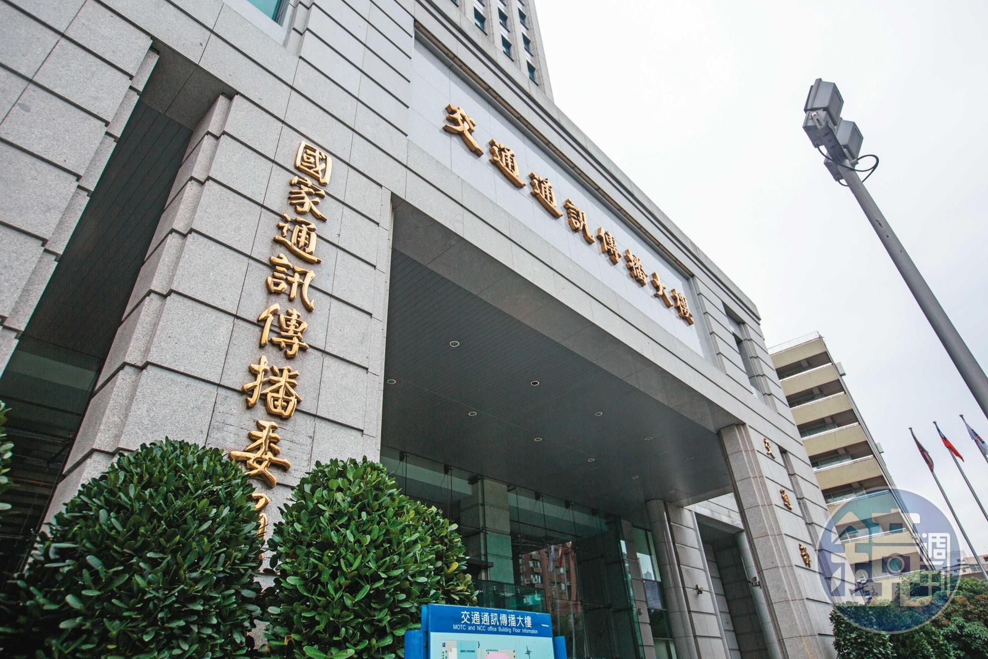 民進黨政府習慣套用敵我意識進行政治攻防，然而在動用太多奇怪的敵我區辨之後，推動《數位中介法》反而讓社會產生疑慮。