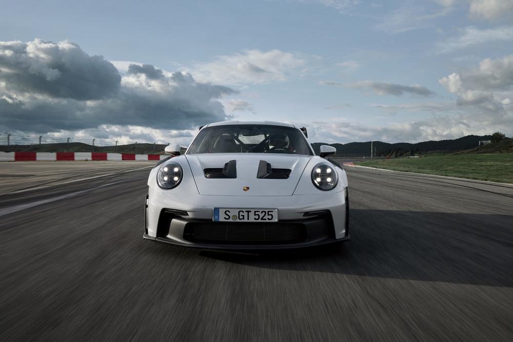 全新保時捷 911 GT3 RS 使用更大尺寸的中央冷卻器並將其斜放於車頭前端，使得車側空間可空出來裝置主動空氣力學套件。