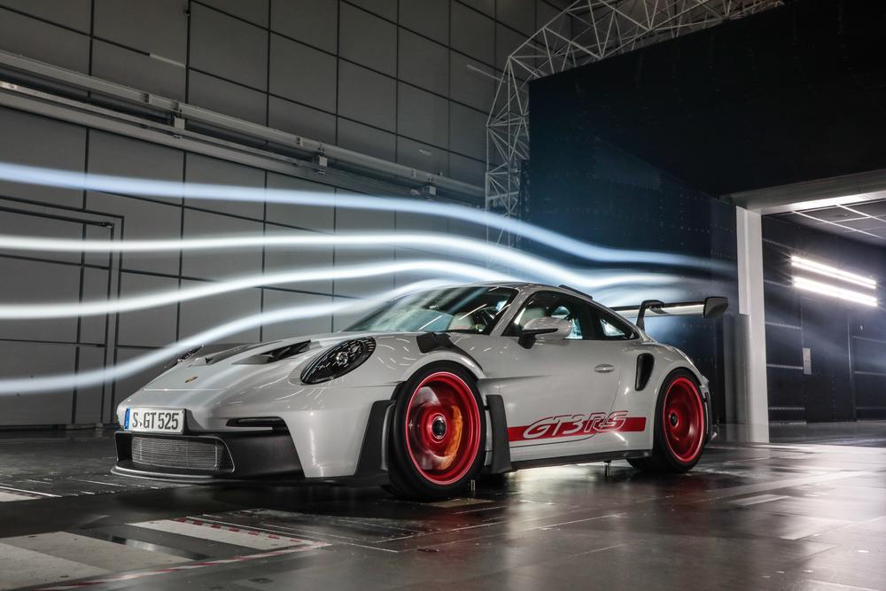 911 GT3 RS 的前端不再配置下擾流板，而是配置一組可將氣流做上下分導的前分流器。