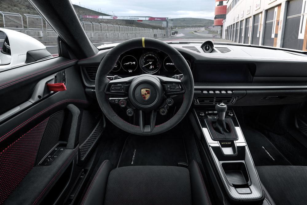 全新911 GT3 RS的車艙保有經典的RS風格，以黑色真皮、Race-Tex搭配碳纖維編織飾板凸顯純粹的運動化氛圍。