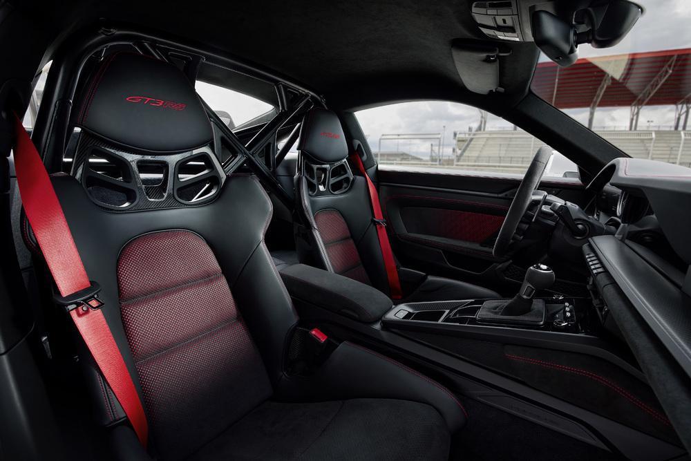 911 GT3 RS 可免費升級Clubsport賽車運動套件以及加價選裝 Weissach 套件。