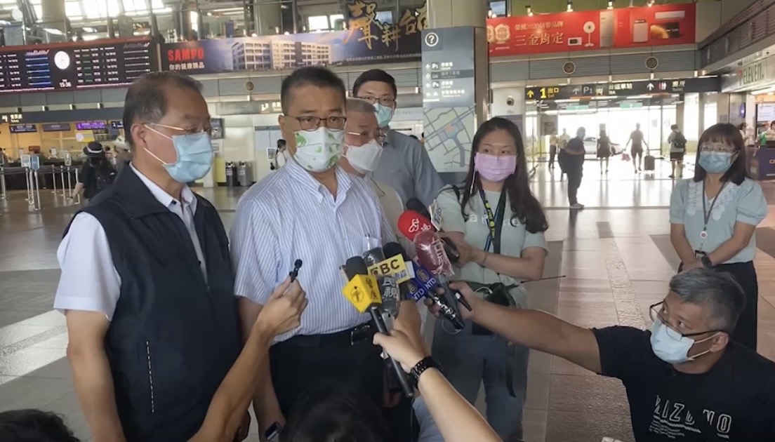 內政部長徐國勇、警政署長黃明昭南下慰問家屬。(翻攝畫面)