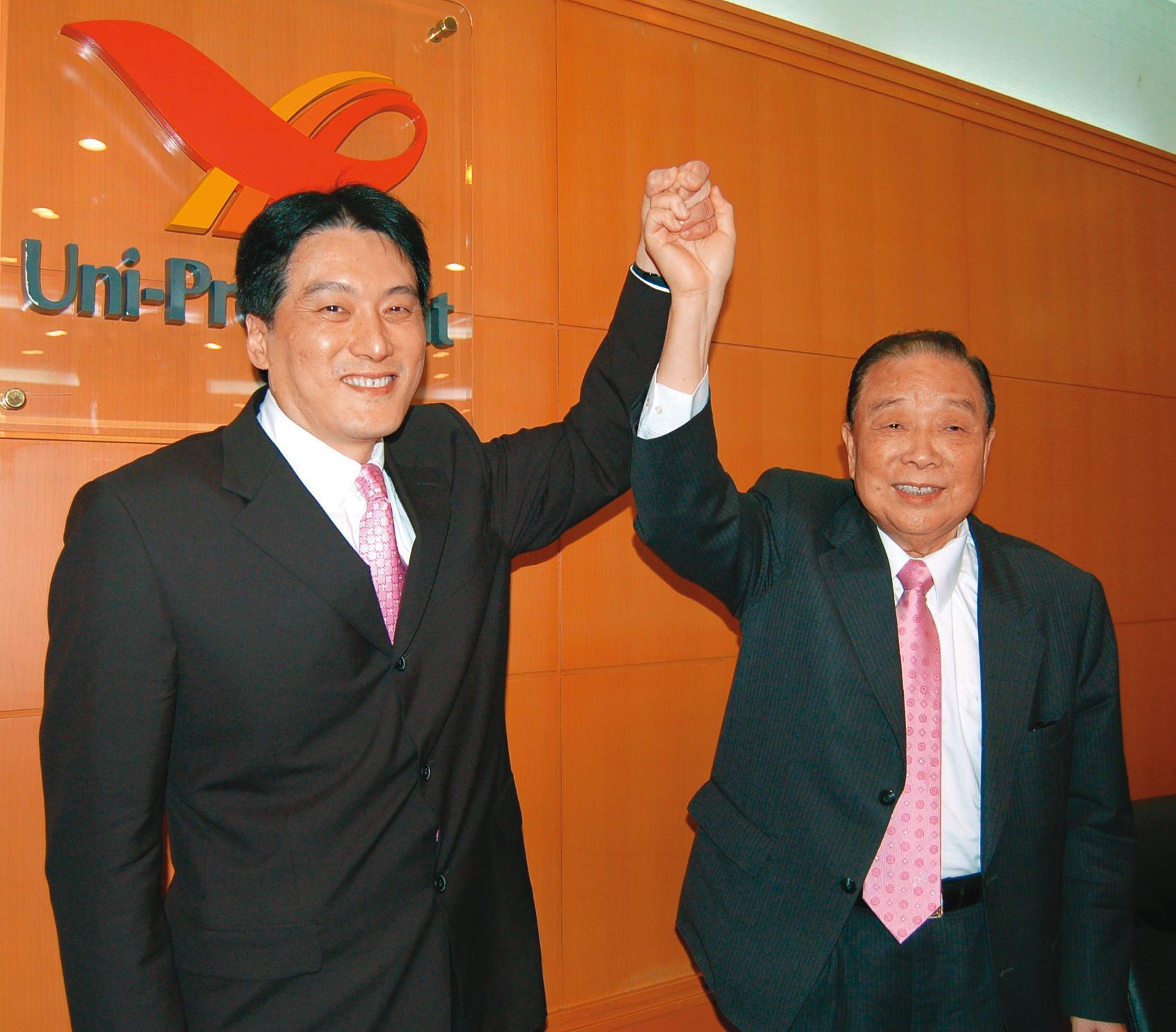 2007年高清愿（右）啟動交棒機制，女婿羅智先（左）從執行副總升任總經理。（聯合知識庫）