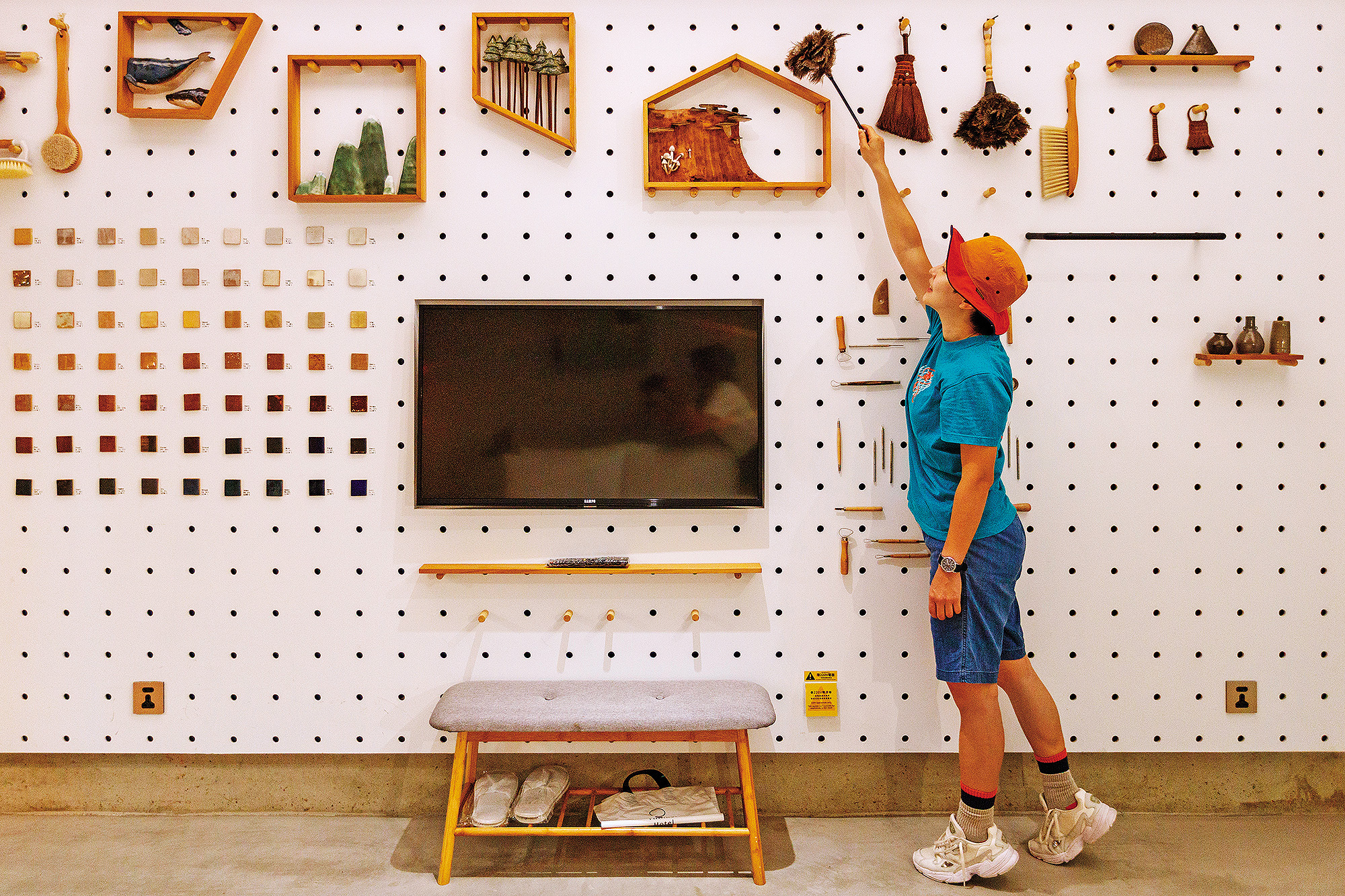 「陶器」是「私客創旅」第一間發想的主題客房，牆面上展示的都是藝術家真實使用過的陶器工具與創作。