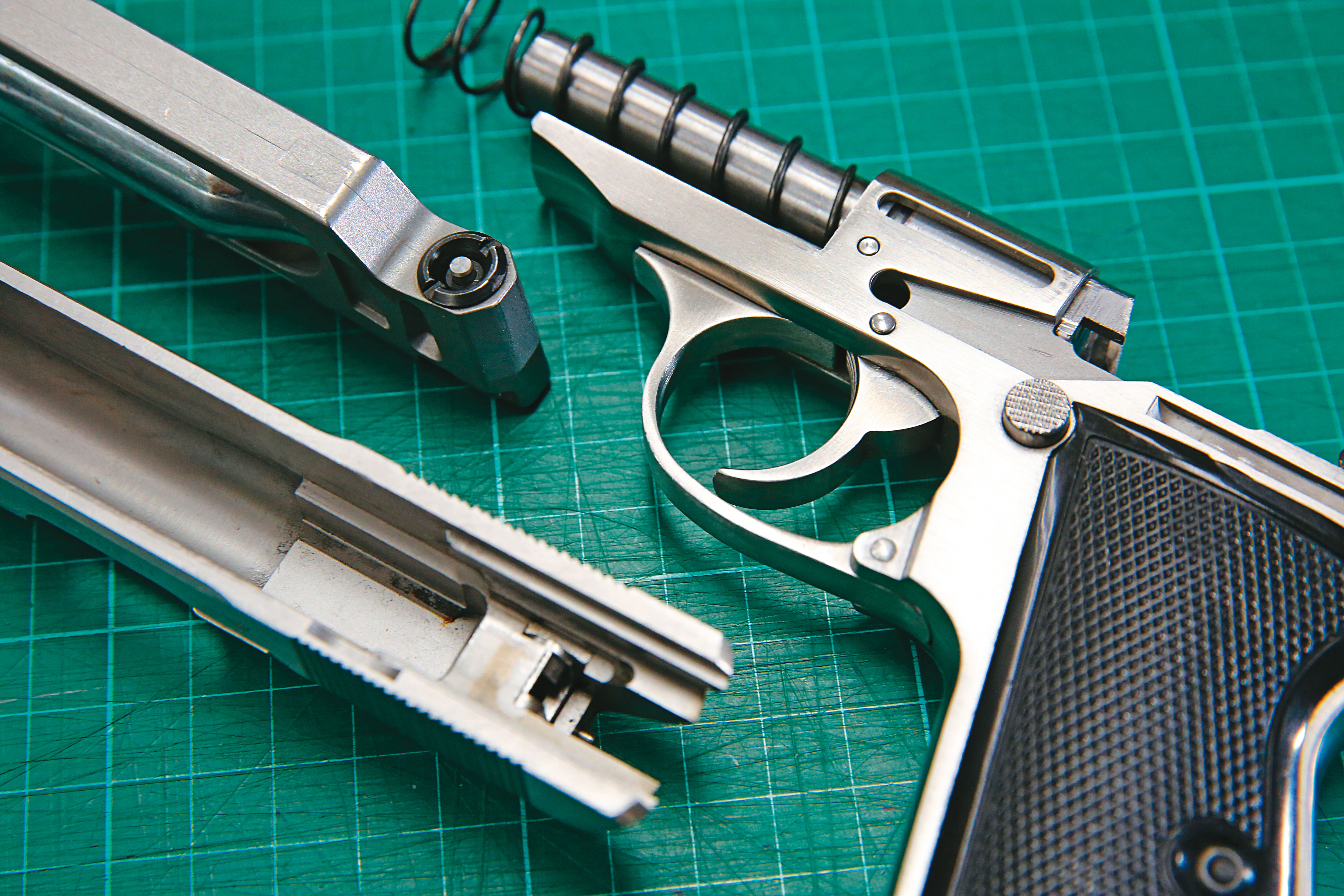 只要更換槍管、撞針、彈匣，PPK空氣槍就能變成極具殺傷力的真槍。