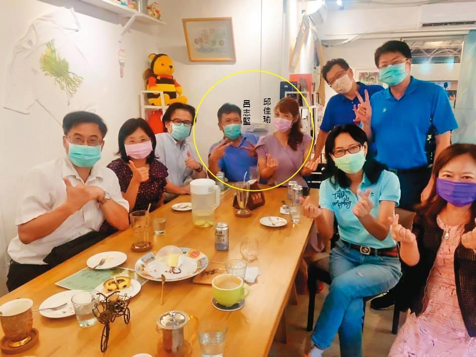邱佳瑜離開媒體圈後經營咖啡廳,常與呂志堅在店內和友人聚會。(翻攝沐森林臉書)