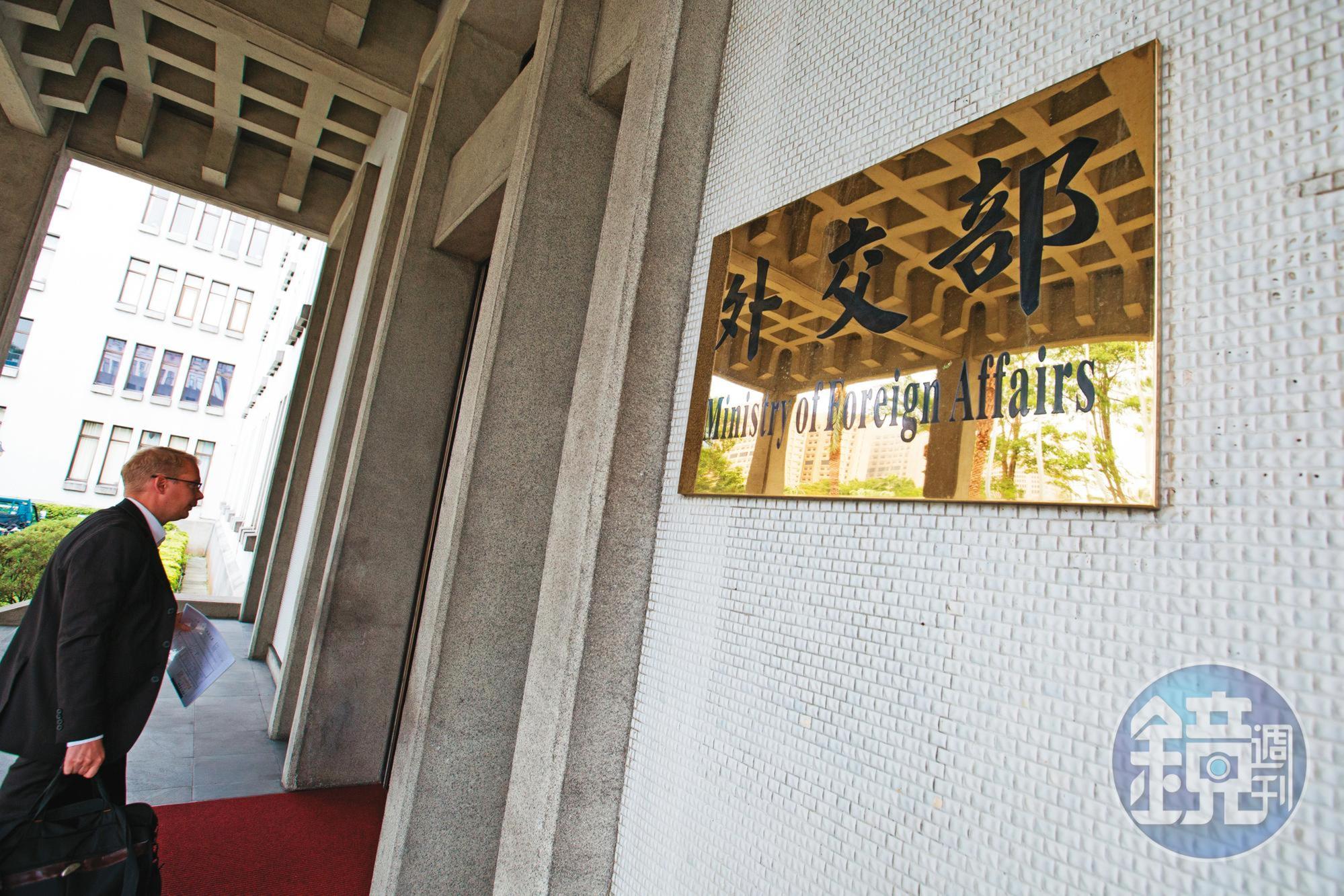 監察院要求外交部調查呂志堅，外交部最終也僅記了呂志堅1支申誡就結案。