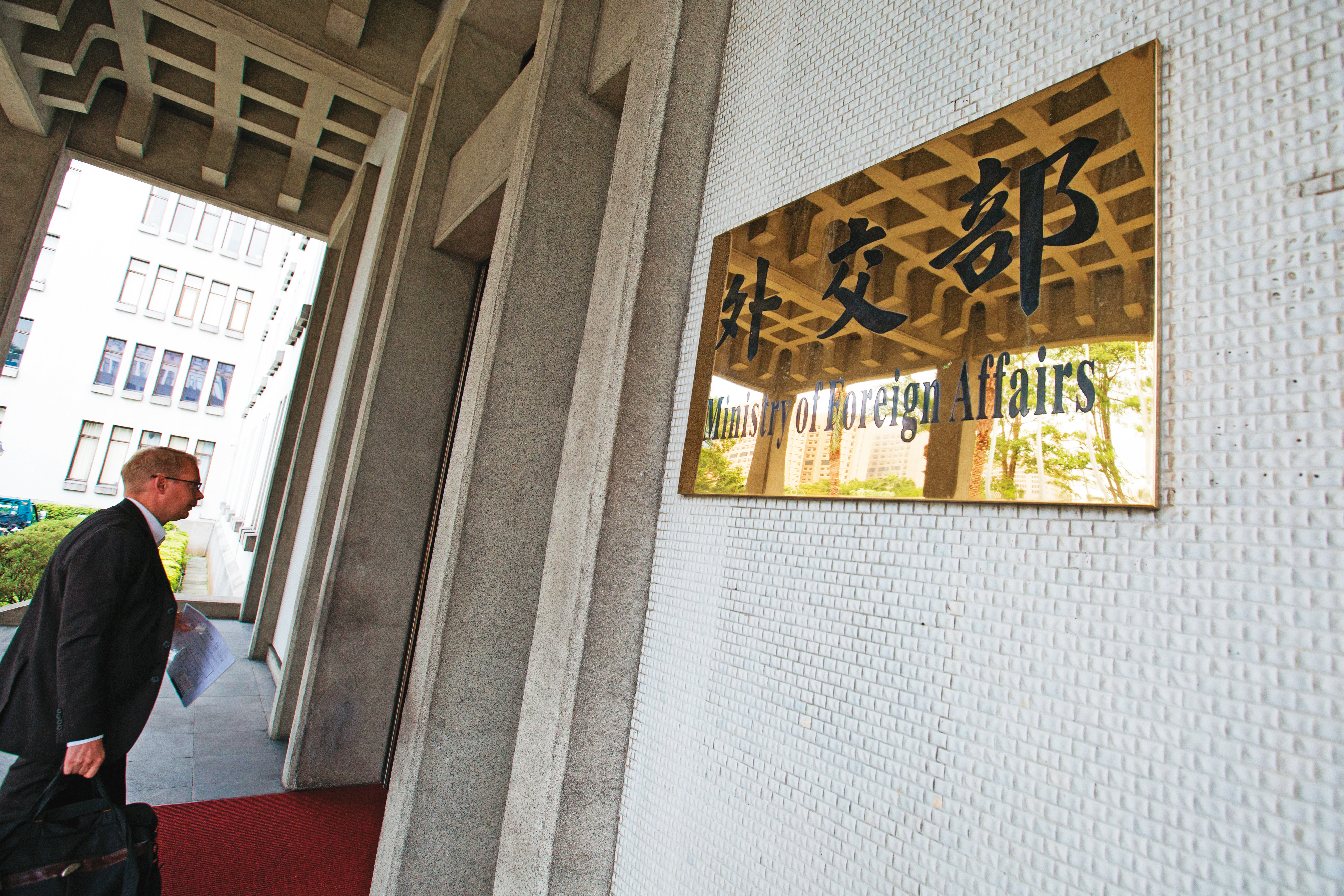 監察院要求外交部調查呂志堅，外交部最終也僅記了呂志堅1支申誡就結案。