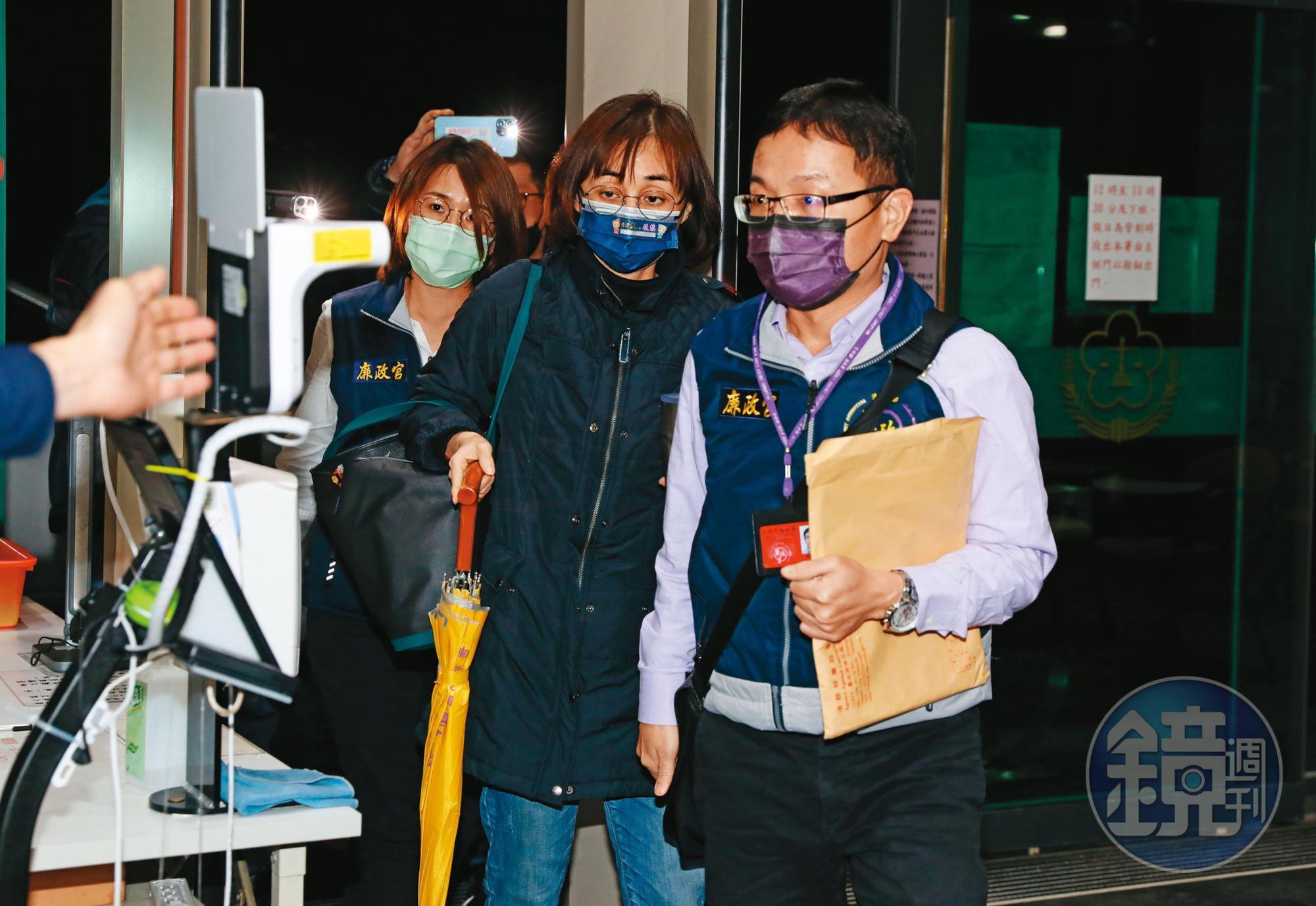 林姿妙的女兒林羿伶（中），因為介入羅東土地免繳土增稅案列為被告，一度遭聲押。
