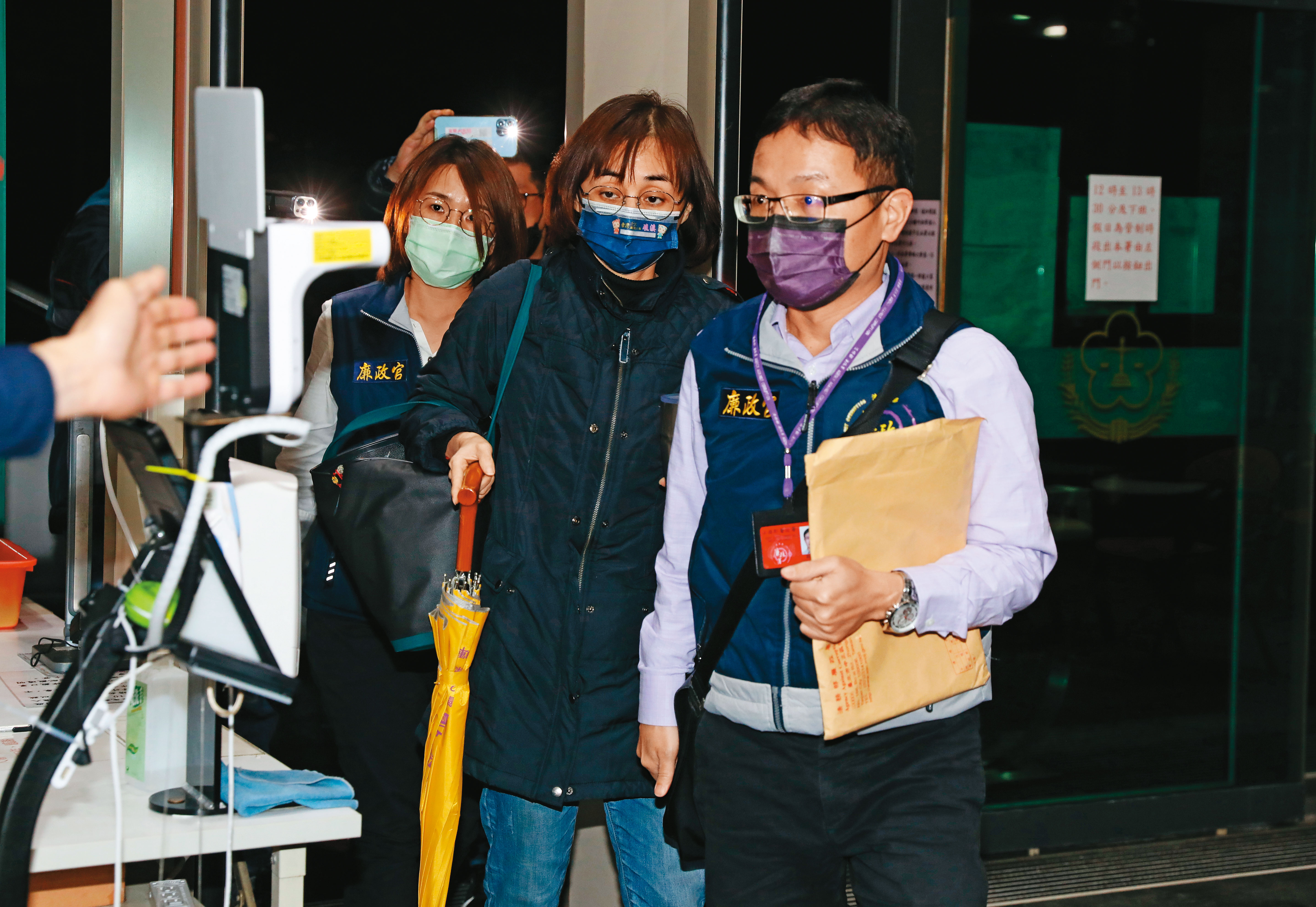 林姿妙的女兒林羿伶（中）為母親喊冤，寫下2千多字公開信反擊輿論。