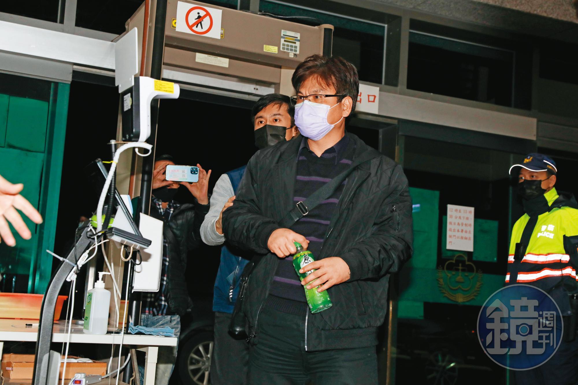 前宜蘭縣建設處代理處長吳朝琴（中）收押後，緊咬林姿妙交辦免課羅東地主土增稅，證詞成為起訴一大關鍵。