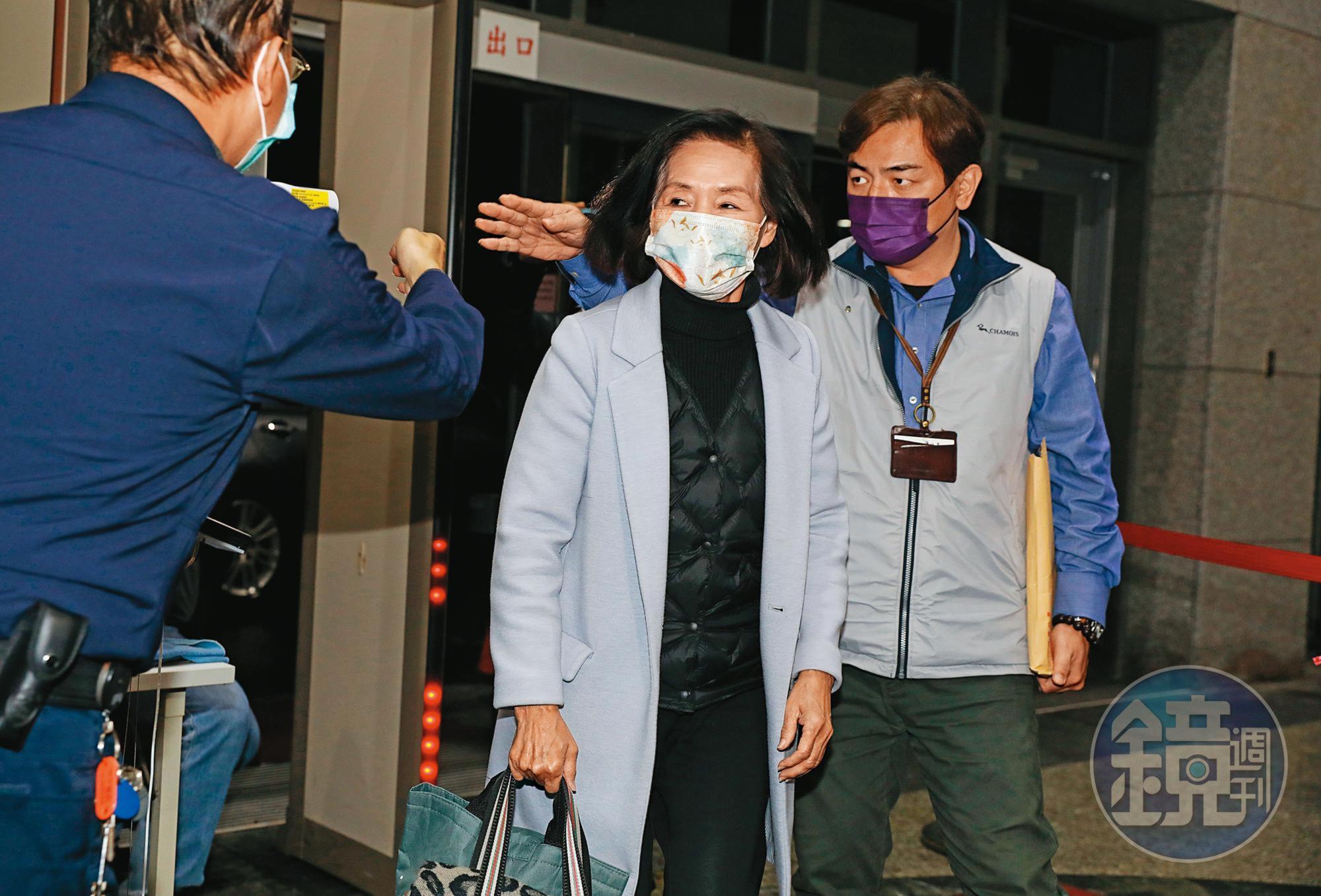 林姿妙（中）四度遭宜蘭檢方約談，專案小組查出她在縣長任內，涉嫌利用十個人頭帳戶洗錢超過七千萬元。