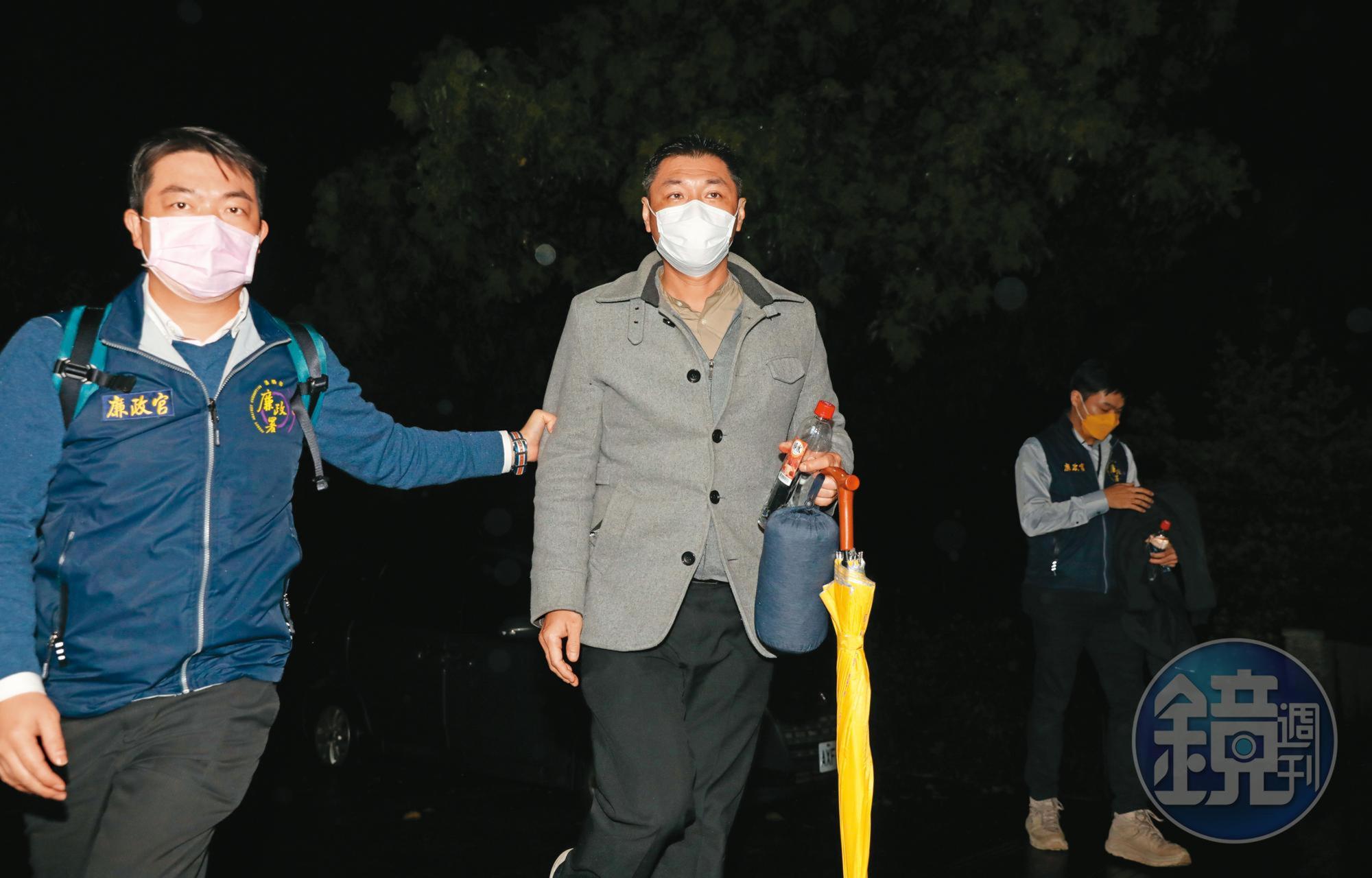 林姿妙的兒子林佑澤（中）經常身懷鉅款，近年一口氣還債1千7百萬元，資金來源讓專案小組起疑。