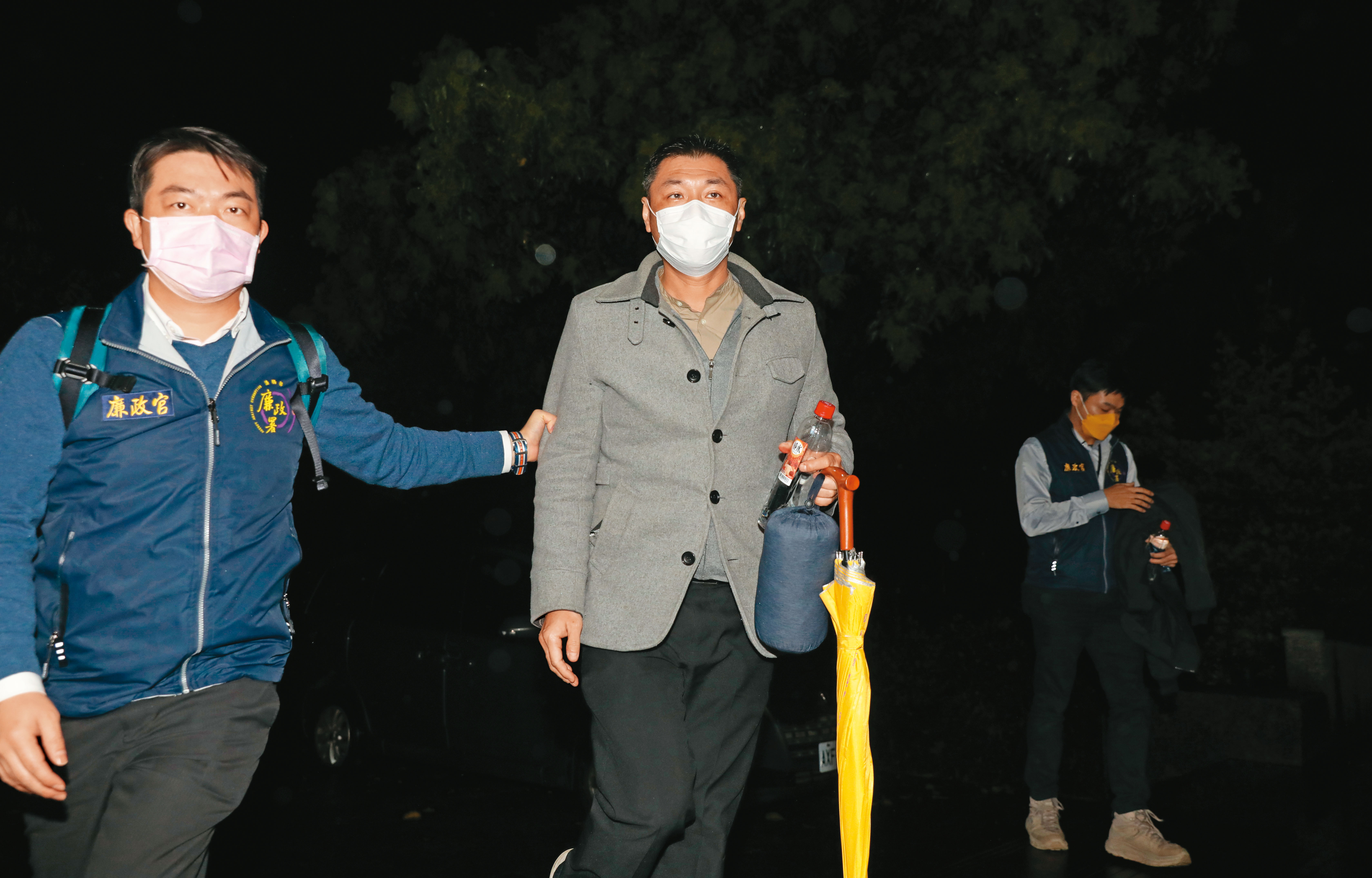 林姿妙的兒子林佑澤（中）經常身懷鉅款，近年一口氣還債1千7百萬元，資金來源讓專案小組起疑。