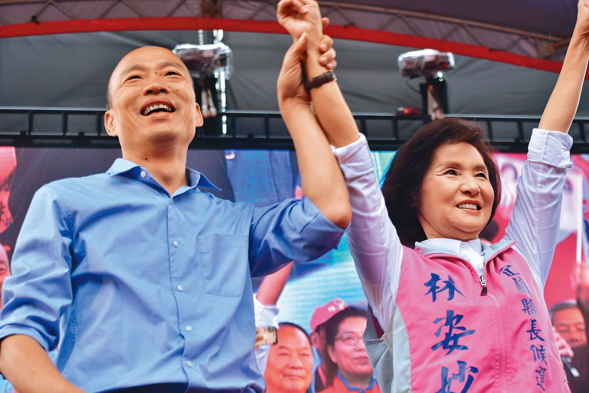 林姿妙（右）同意地主免徵土增稅，且未拆除240萬元搭建的縣長競選總部，並移交韓國瑜（左）選總統時使用，遭檢方認定收受不正利益罪。（翻攝林姿妙臉書）