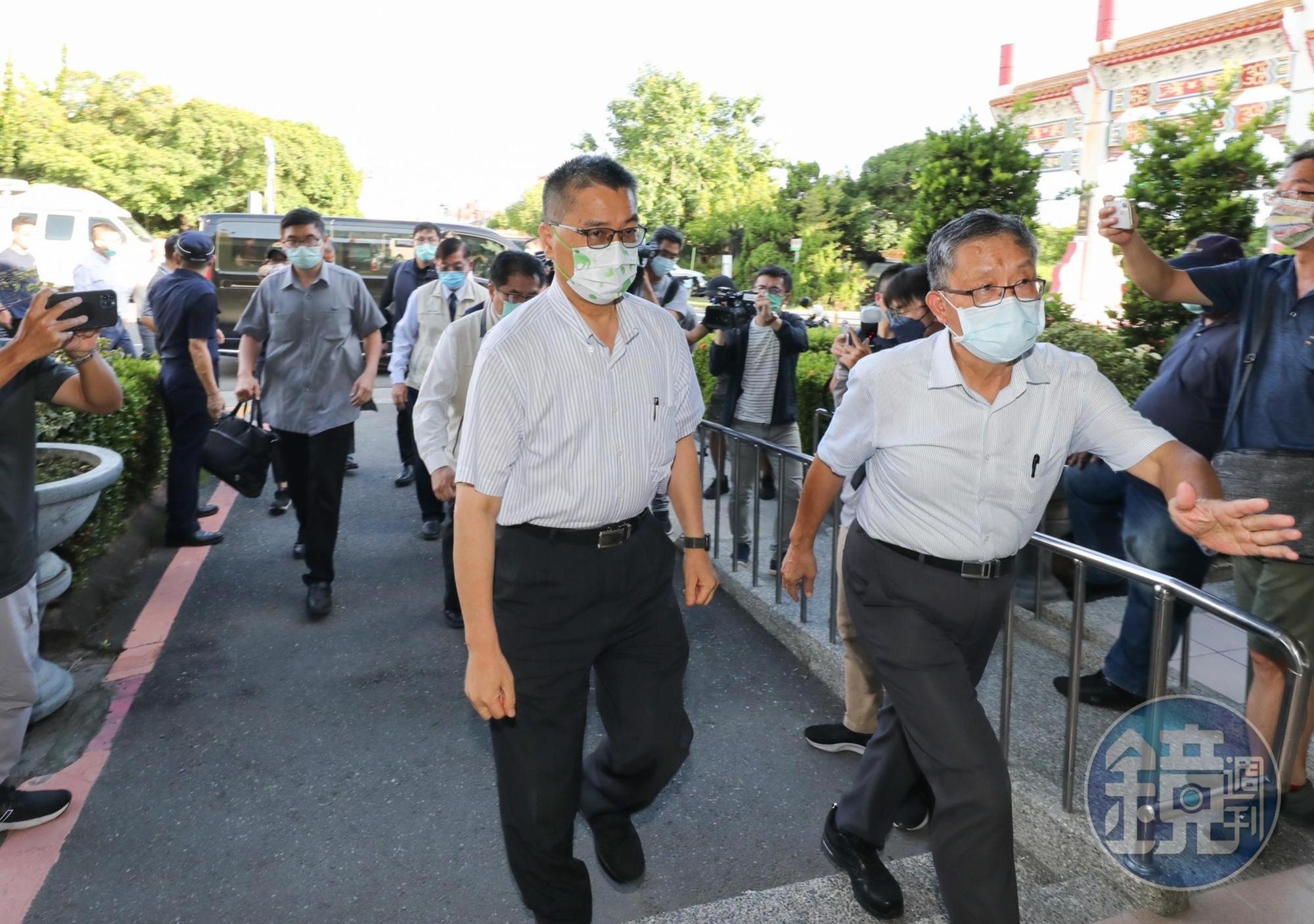台南發生一起2警遇襲命案震驚社會,徐國勇緊急南下坐鎮,下令全力緝凶。